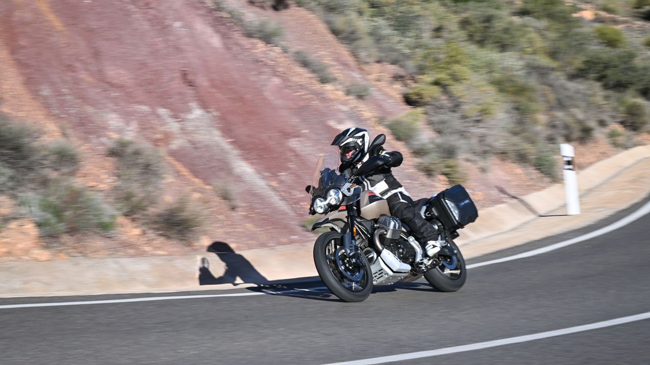 Moto Guzzi V85 TT Travel 2024