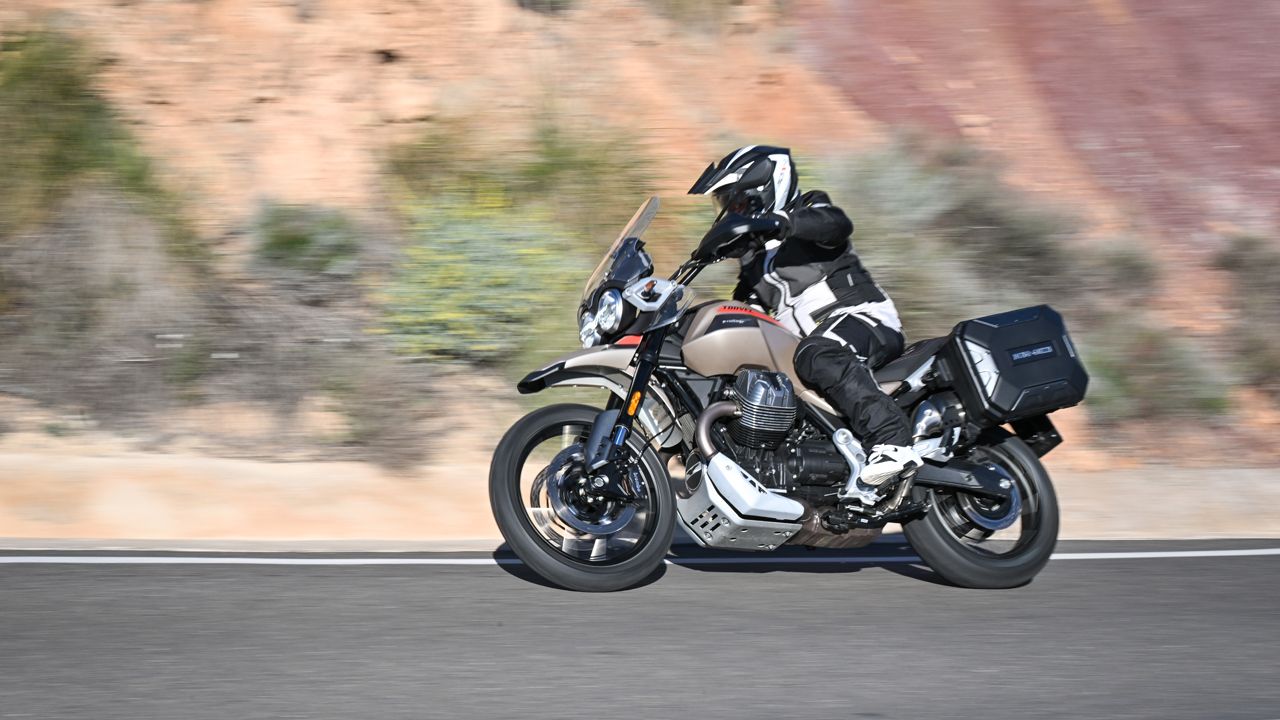 Moto Guzzi V85 TT Travel 2024