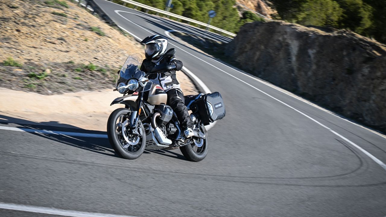 Moto Guzzi V85 TT Travel 2024