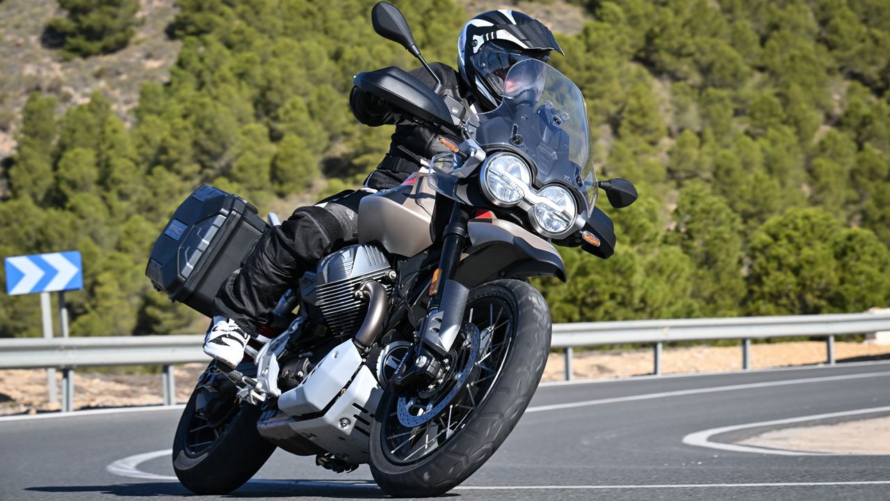 Moto Guzzi V85 TT Travel 2024