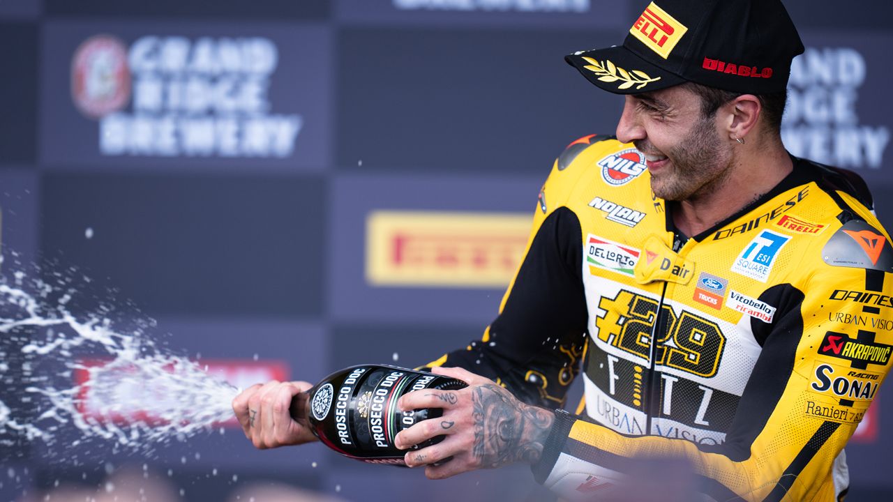Andrea Iannone celebró desde el podio de Phillip Island su regreso a la competición.