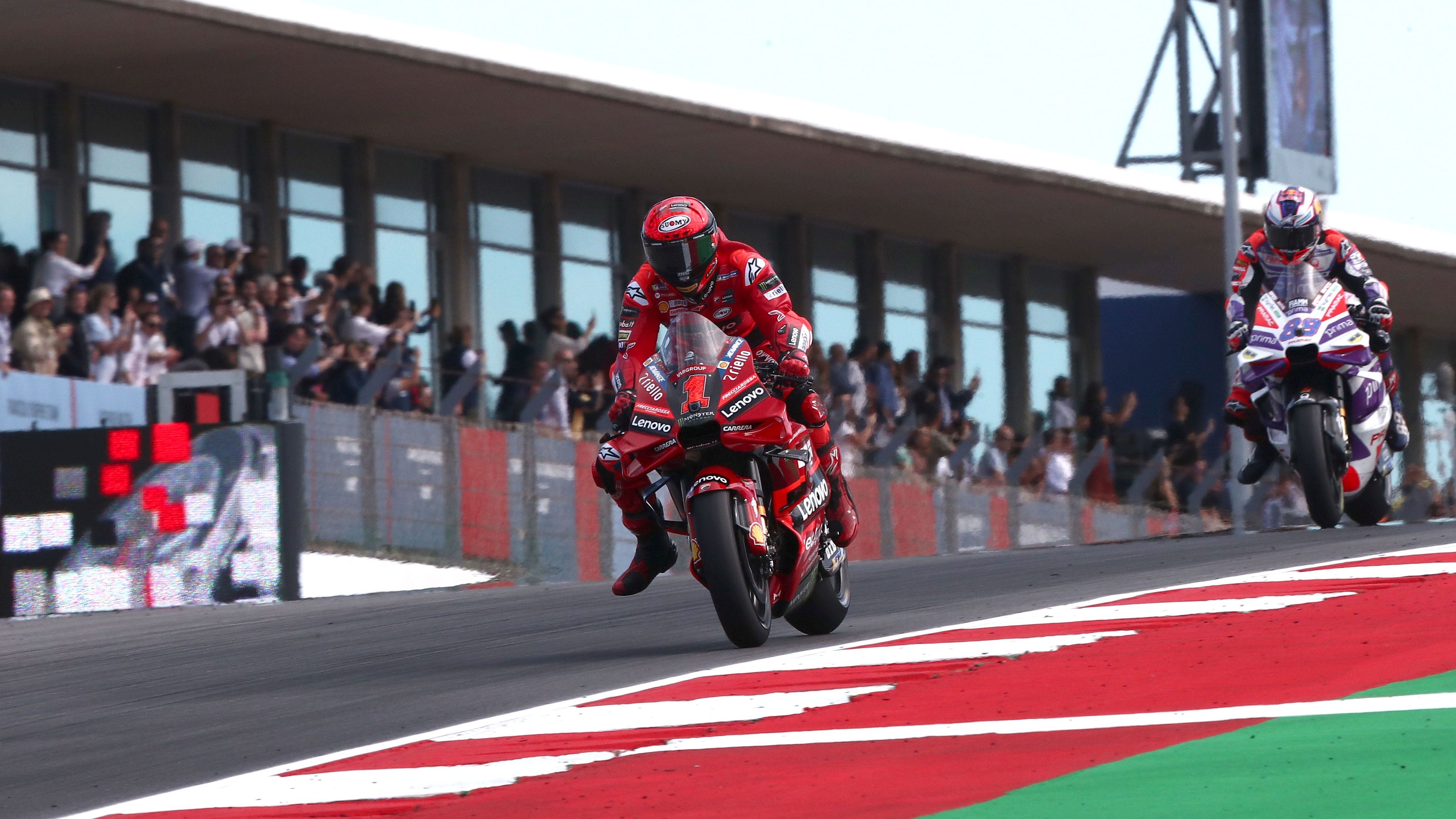 Pecco Bagnaia seguido por Jorge Martín en la carrera de MotoGP 2023 en Portimao