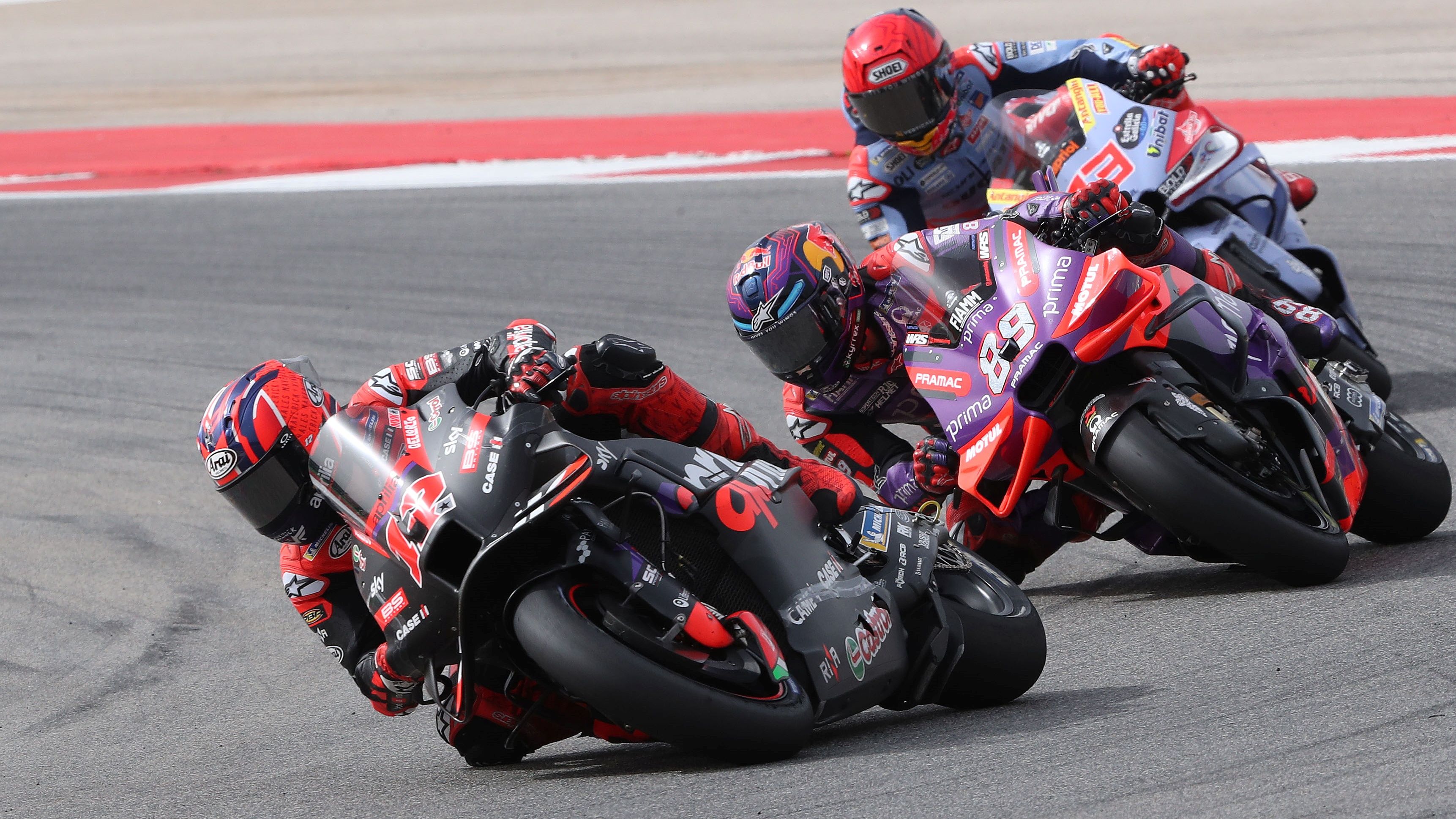 Maverick Viñales seguido por Jorge Martín y Marc Márquez en el Sprint de MotoGP 2024 en Portimao
