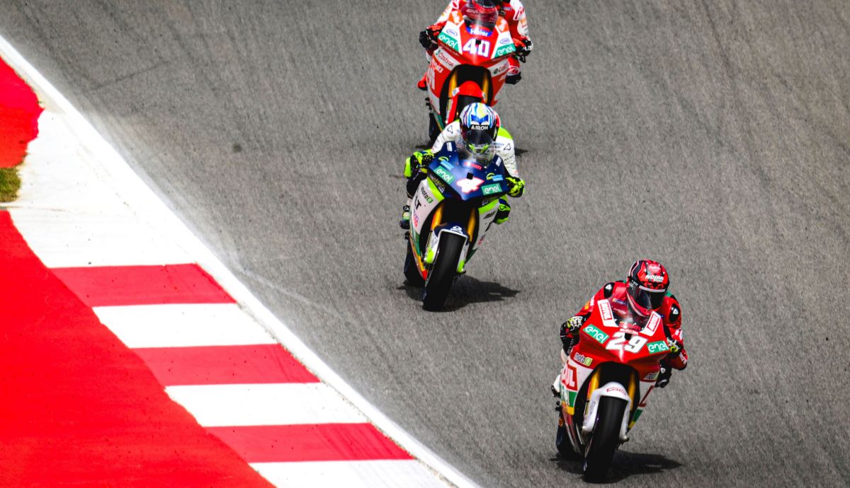 Nicholas Spinelli ganaba la primera carrera de MotoE 2024 ante Héctor Garzó y Mattia Casadei