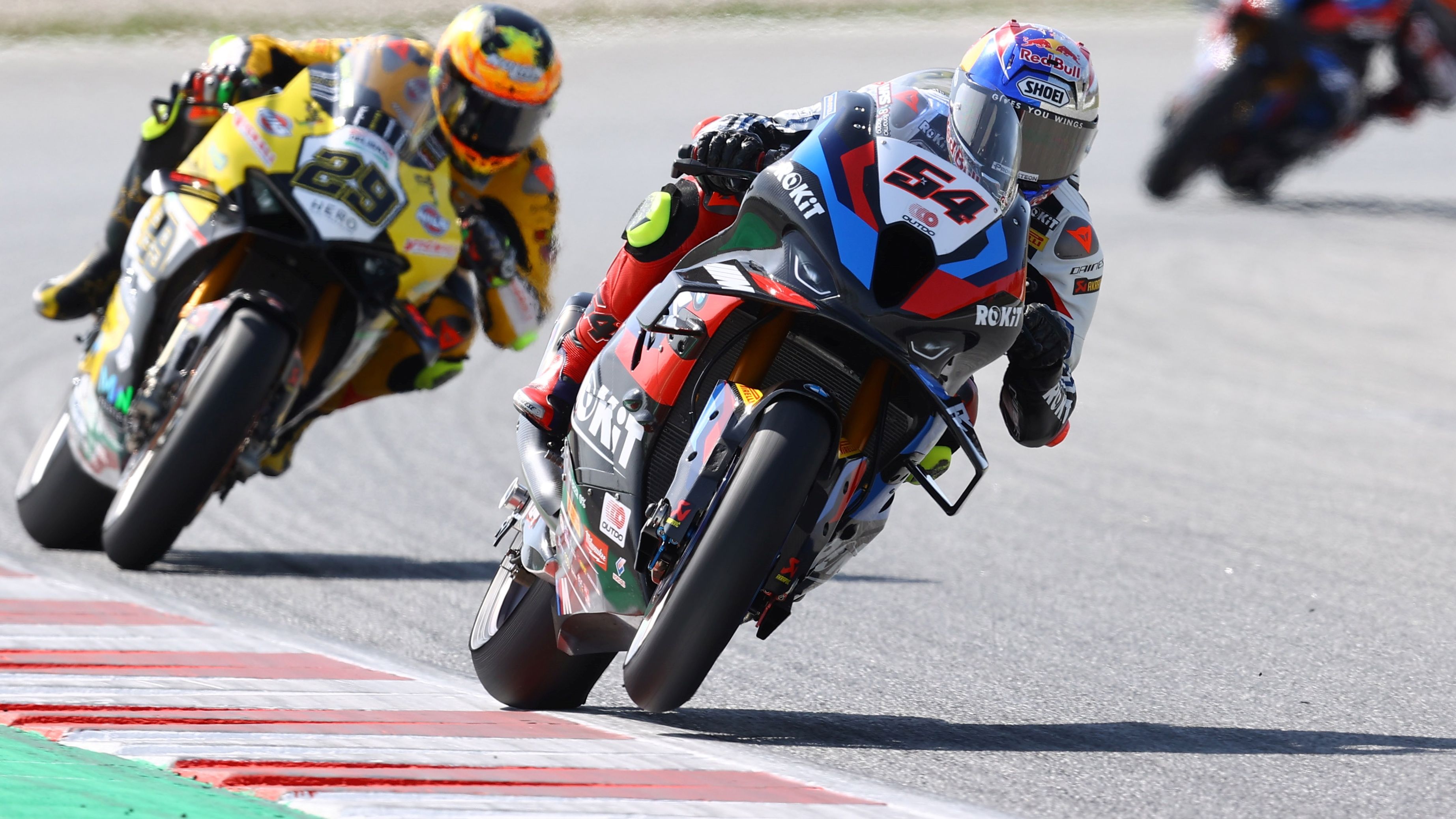 Toprak Razgatlioglu delante de Andrea Iannone en Catalunya