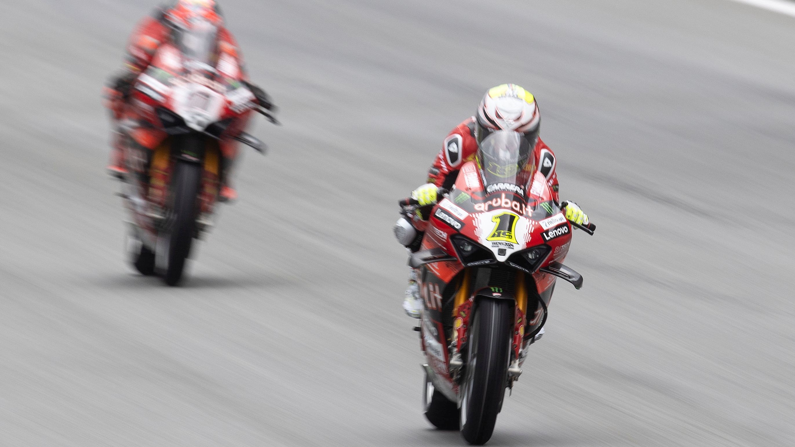Álvaro Bautista ha ganado en Catalunya ante su compañero Nicolò Bulega