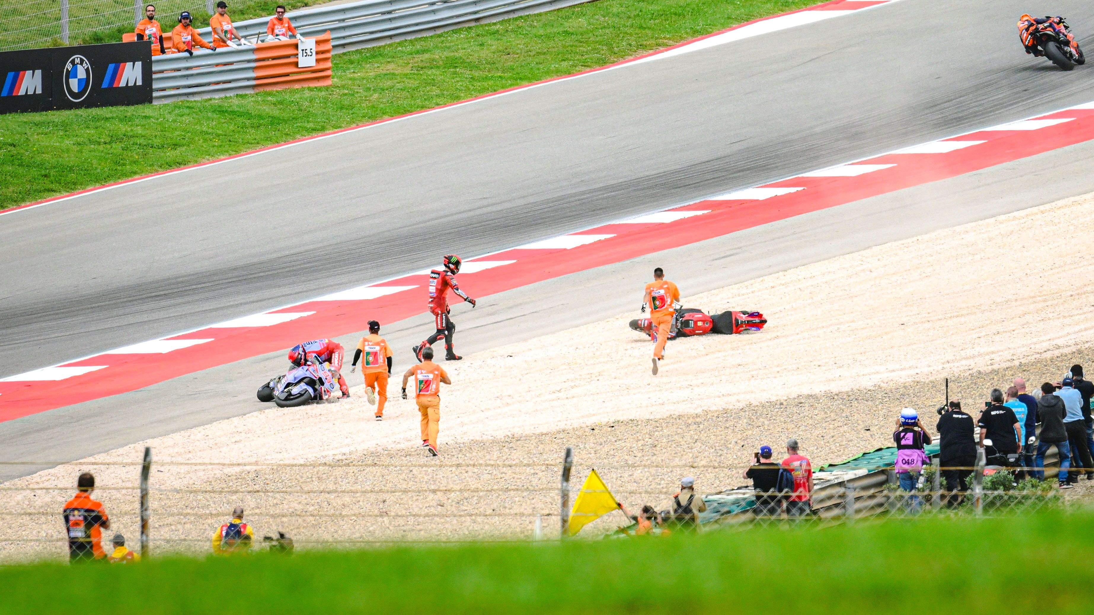 Pecco Bagnaia y Marc Márquez tras el incidente