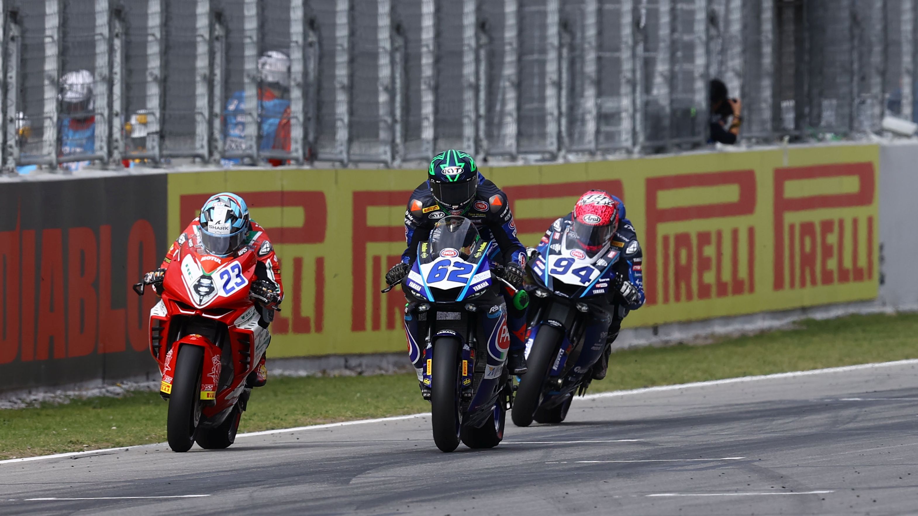 Stefano Manzi se impone a Marcel Schrotter y Lucas Mahias en Catalunya