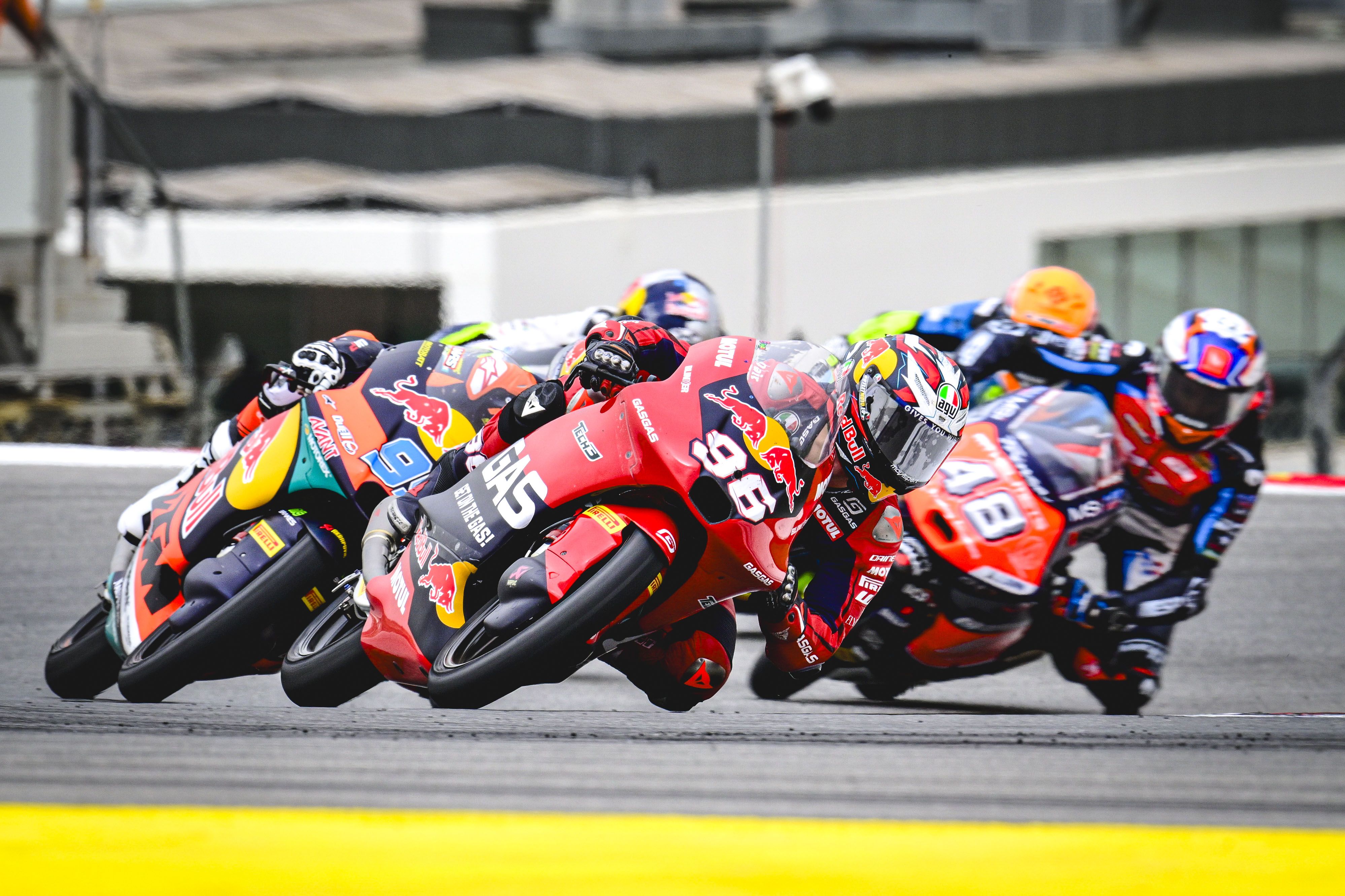 Dani Holgado delante de José Antonio Rueda e Iván Ortolá, Moto3 Portimao 2024