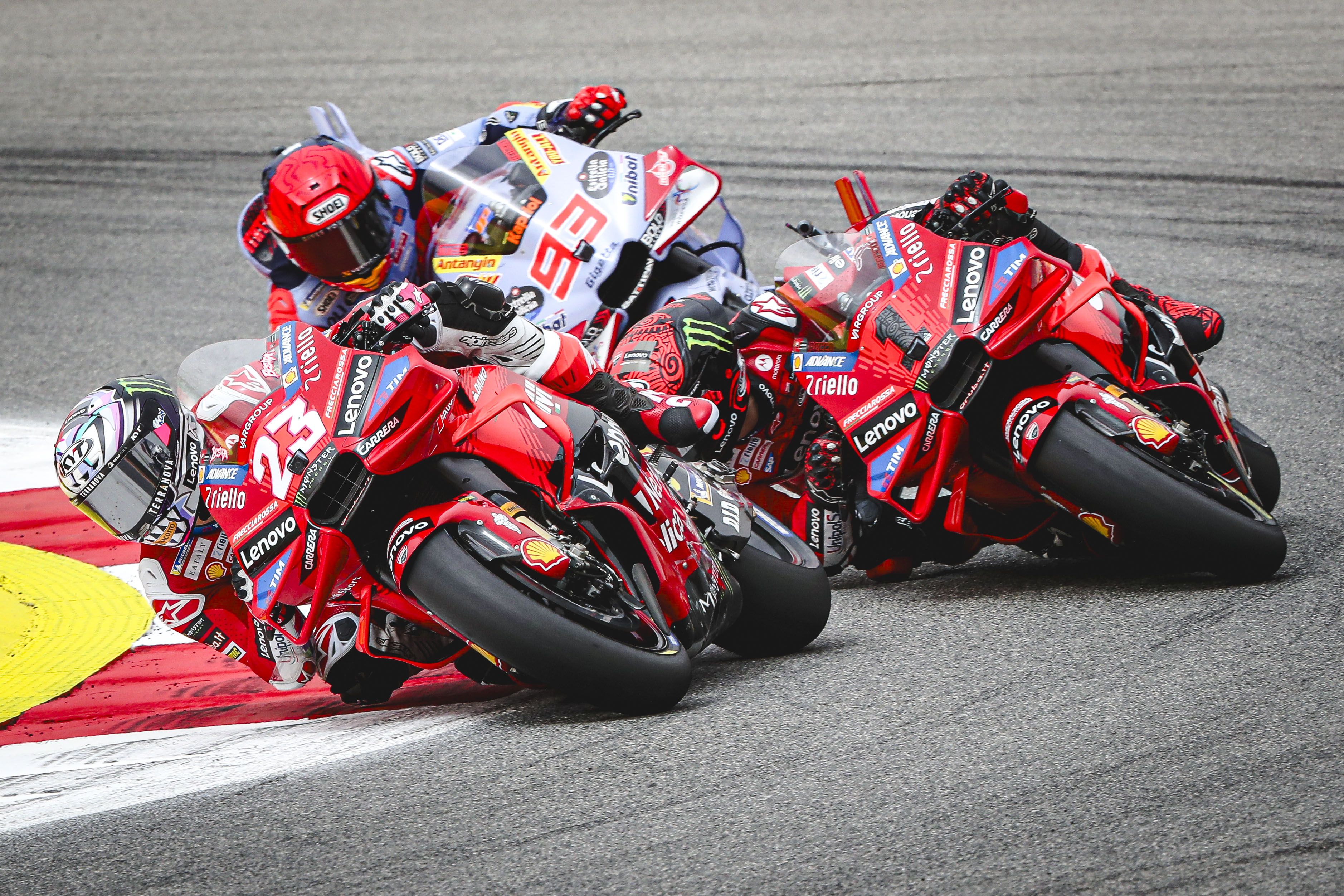 Enea Bastianini con Pecco Bagnaia y Marc Márquez pegados, MotoGP Portimao 2024