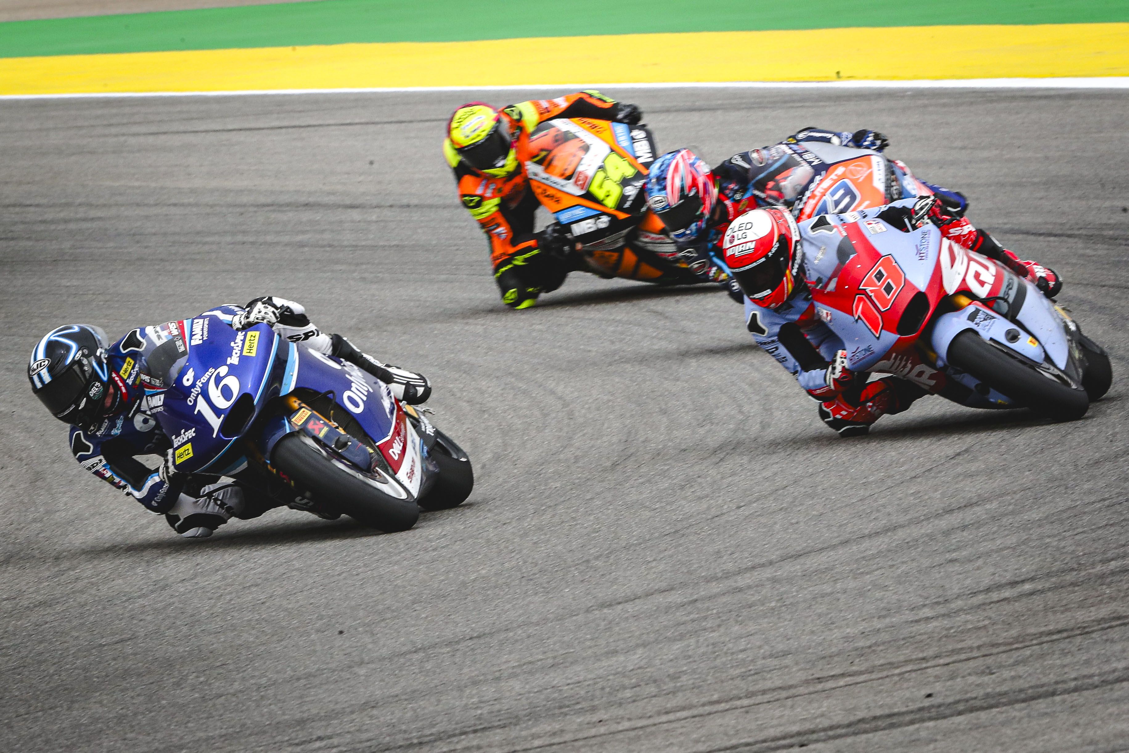 Joe Roberts delante de Manu González, Ai Ogura y Fermín Aldeguer, Moto2 Portimao 2024