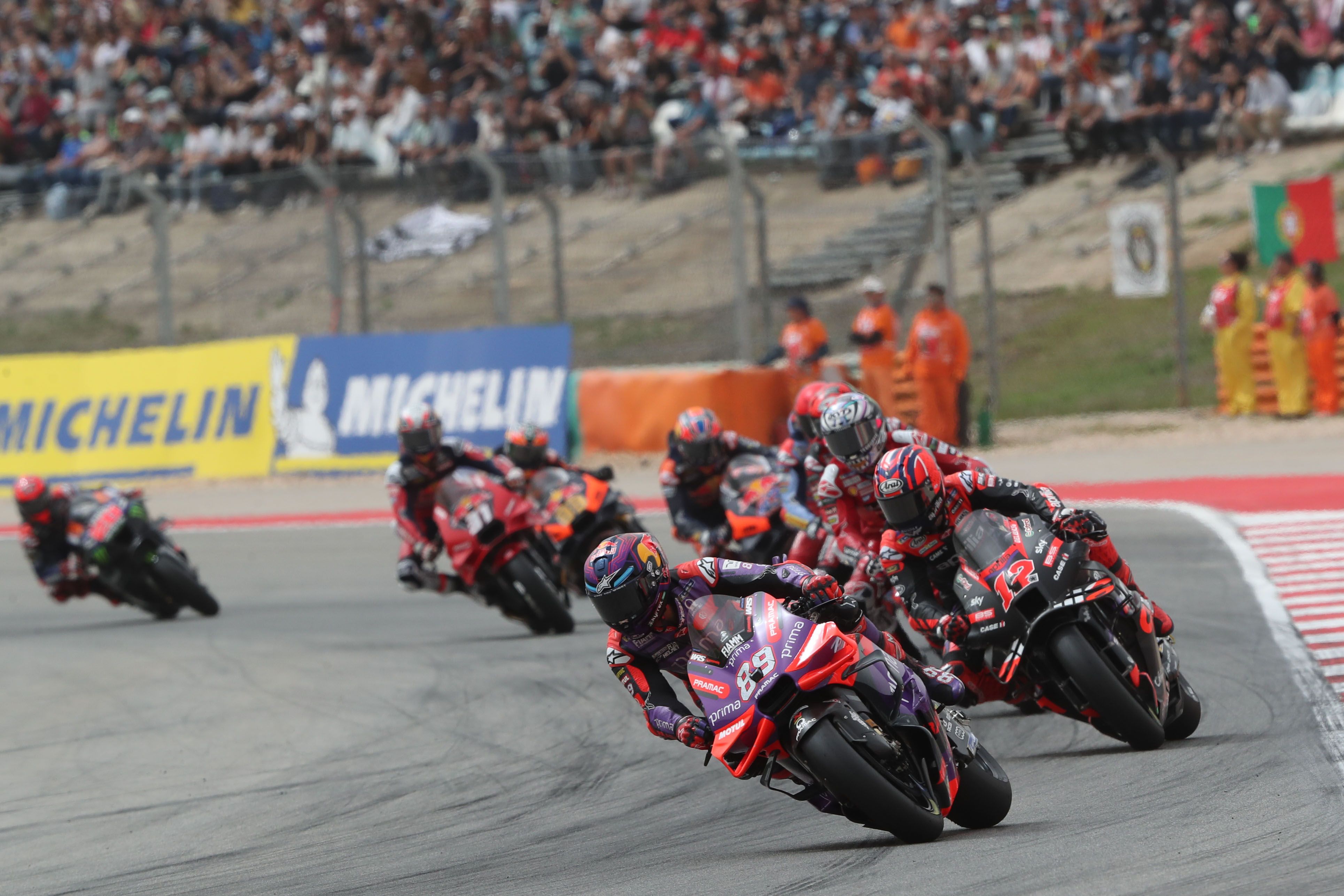 Jorge Martín lidera delante de Maverick Viñales al inicio de carrera, MotoGP Portimao 2024