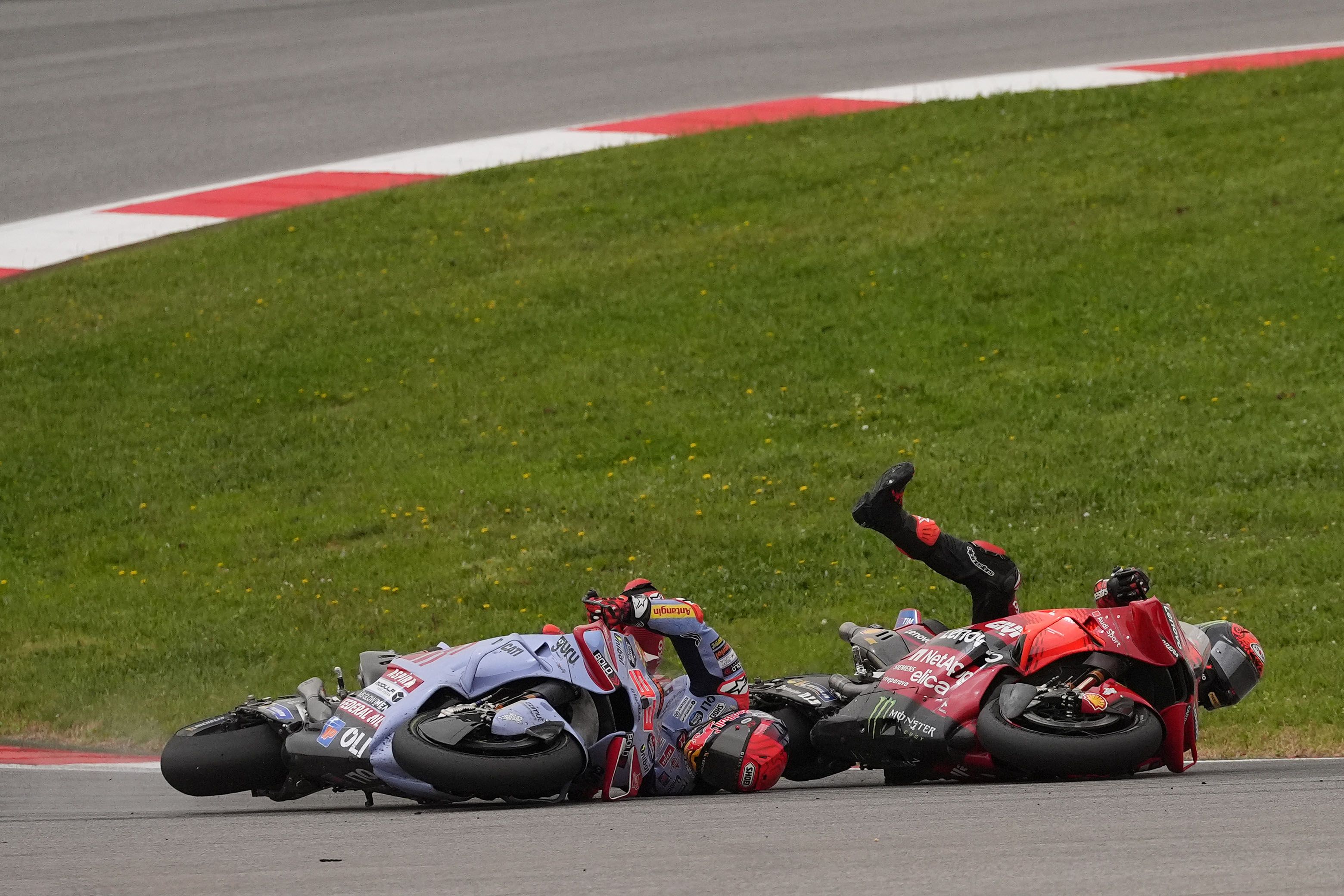 Marc Márquez y Pecco Bagnaia se van al suelo, MotoGP Portimao 2024