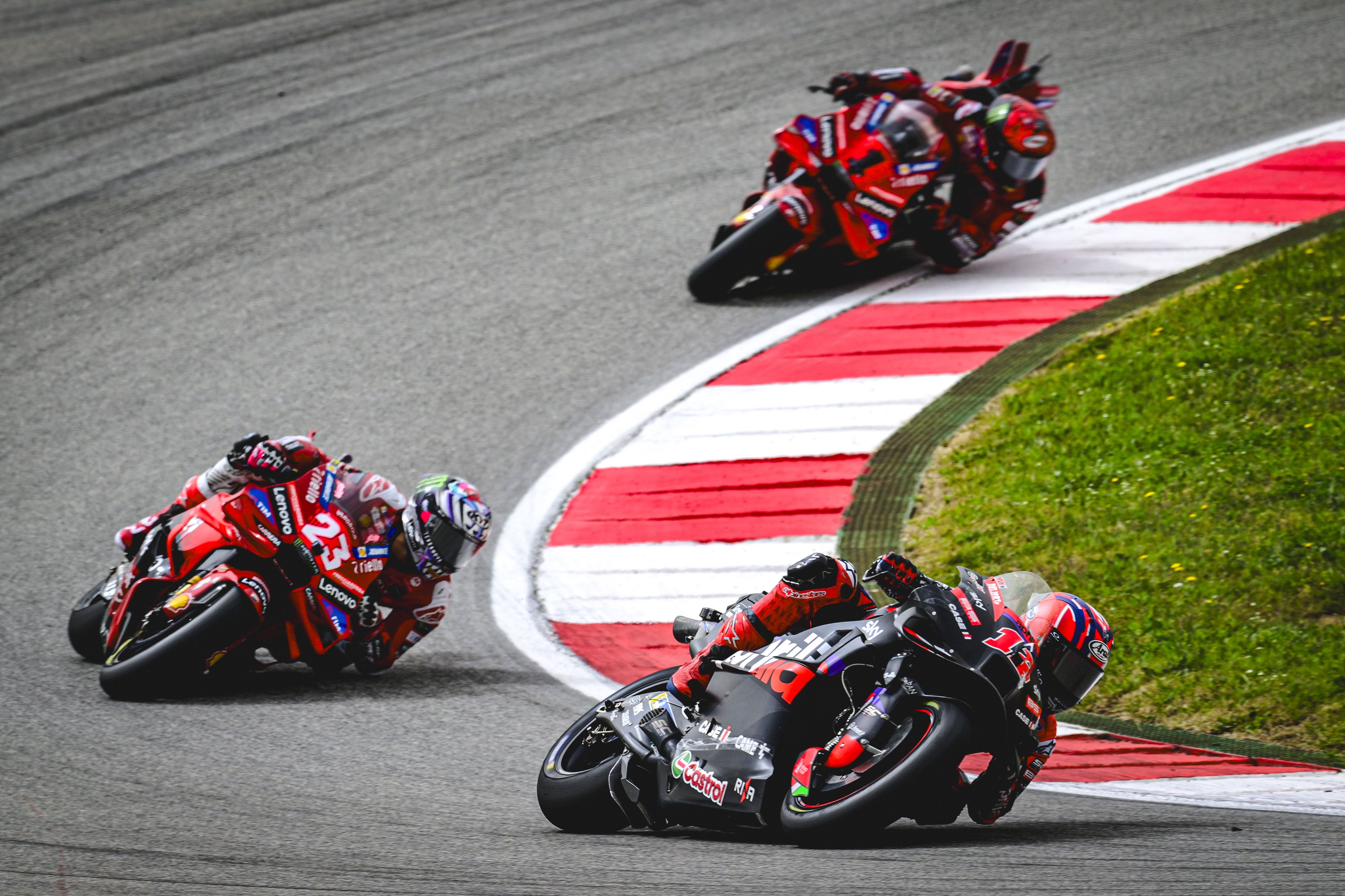 Maverick Viñales delante de Enea Bastianini y Pecco Bagnaia, MotoGP Portimao 2024
