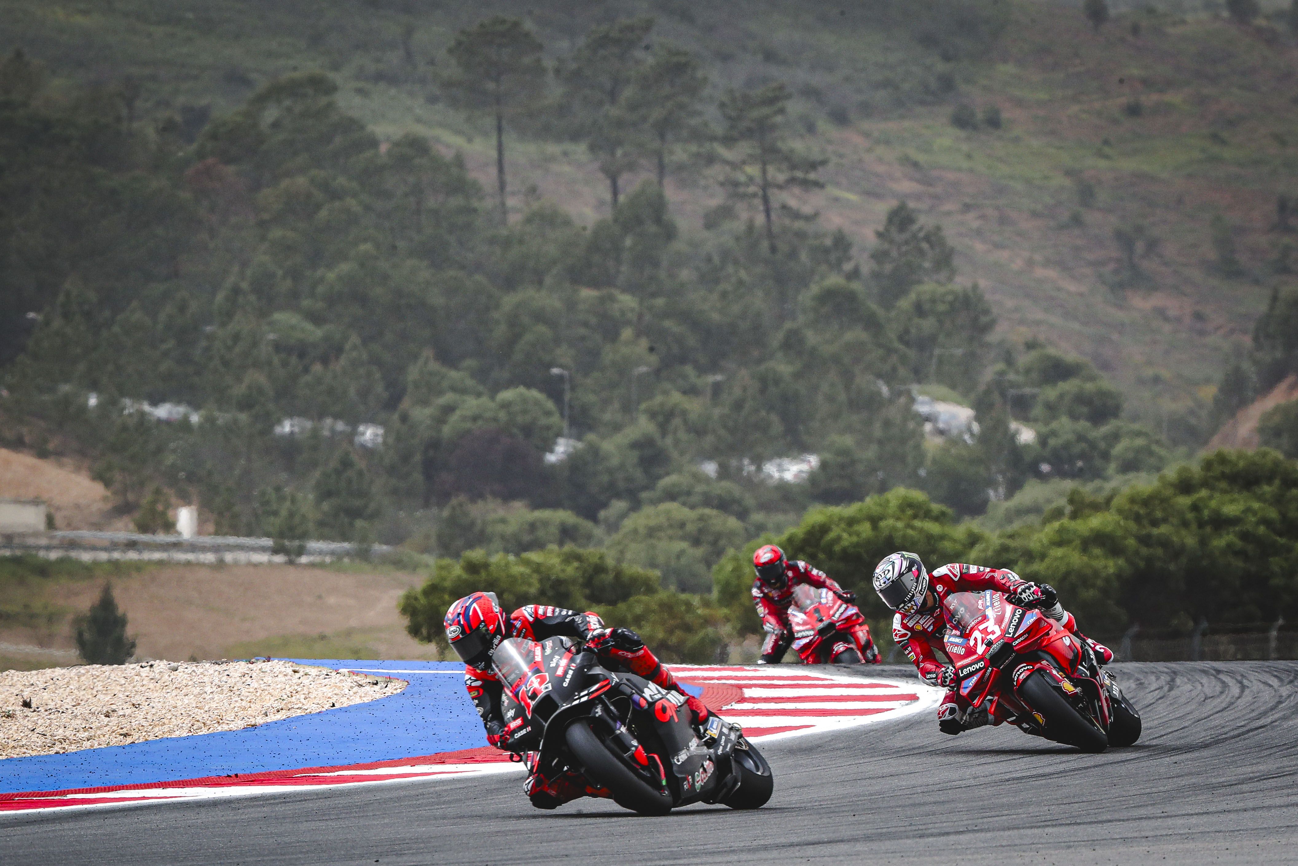 Maverick Viñales perseguido por Enea Bastianini, MotoGP Portimao 2024