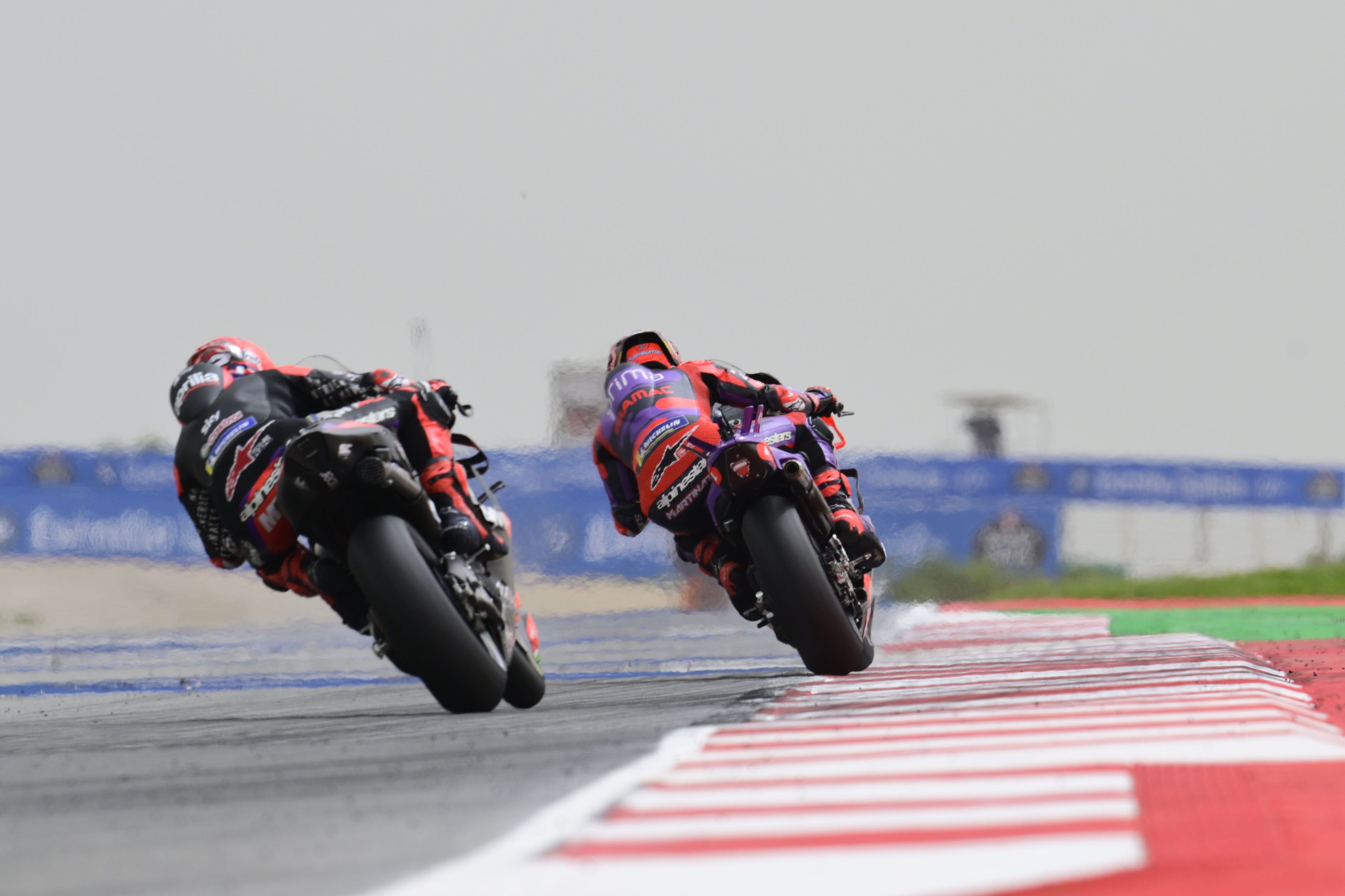 Maverick Viñales persigue a Jorge Martín, MotoGP Portimao 2024