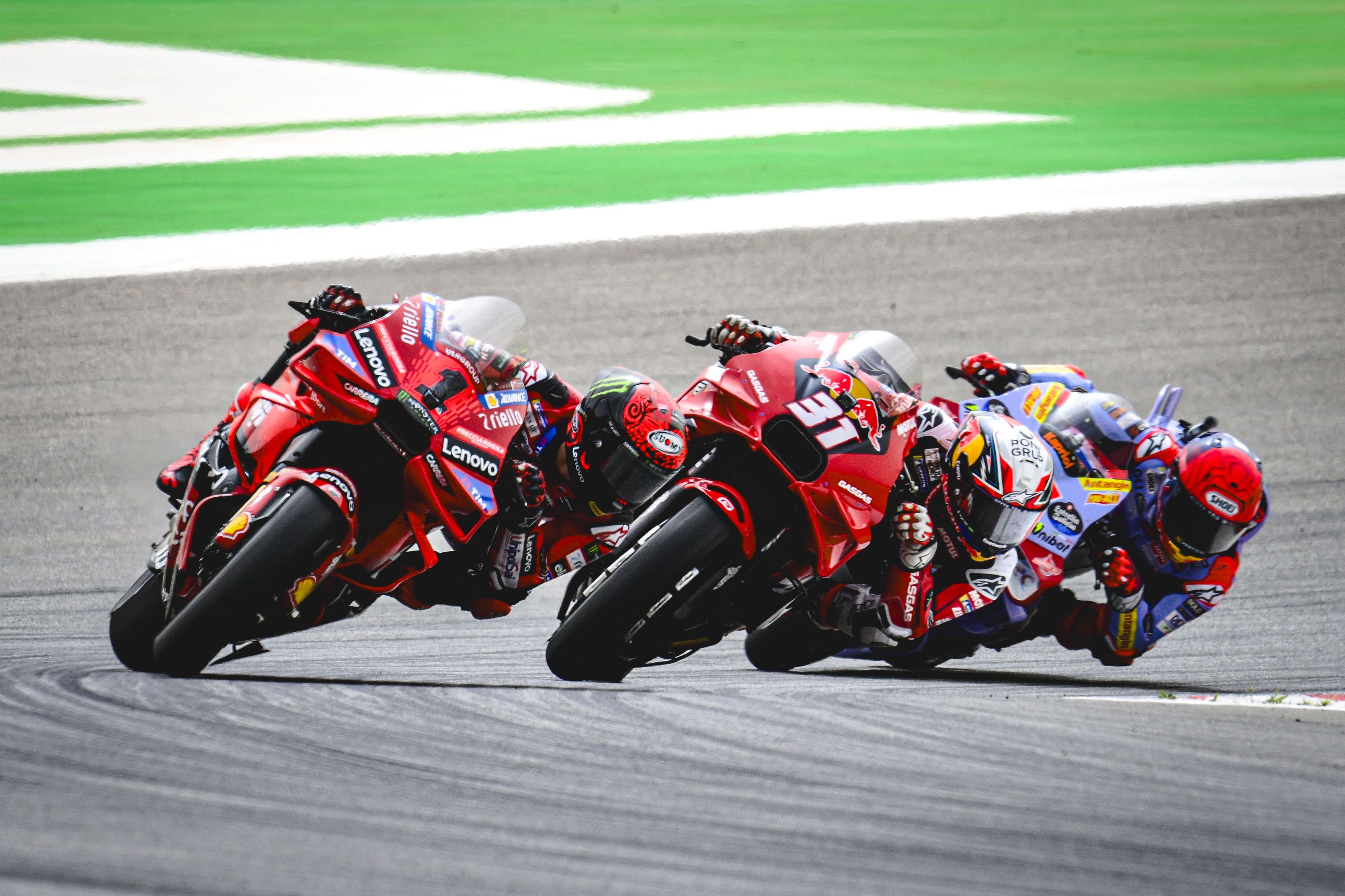 Pecco Bagnaia delante de Pedro Acosta y Marc Márquez, MotoGP Portimao 2024