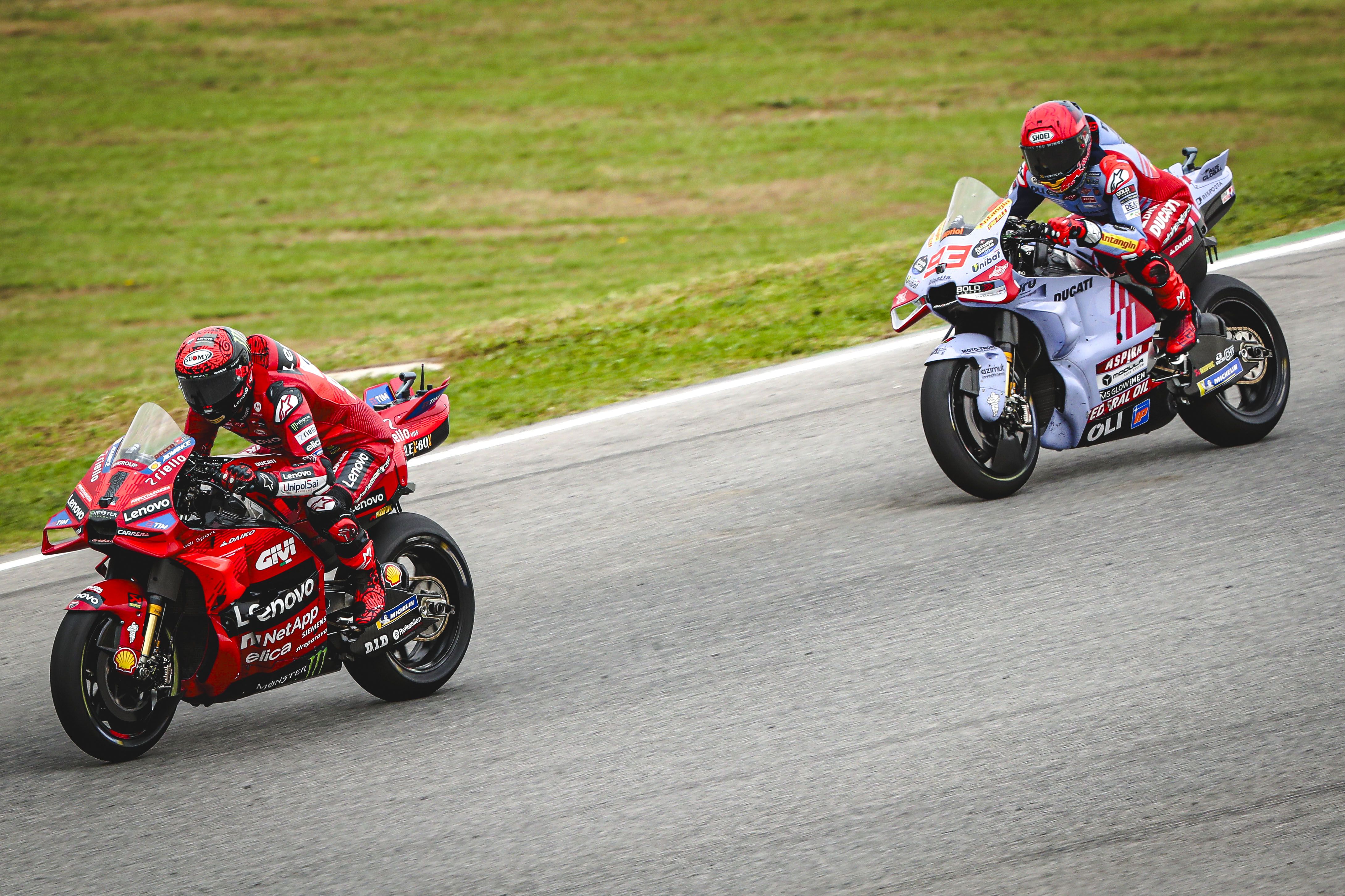 Pecco Bagnaia perseguido por Marc Márquez, MotoGP Portimao 2024