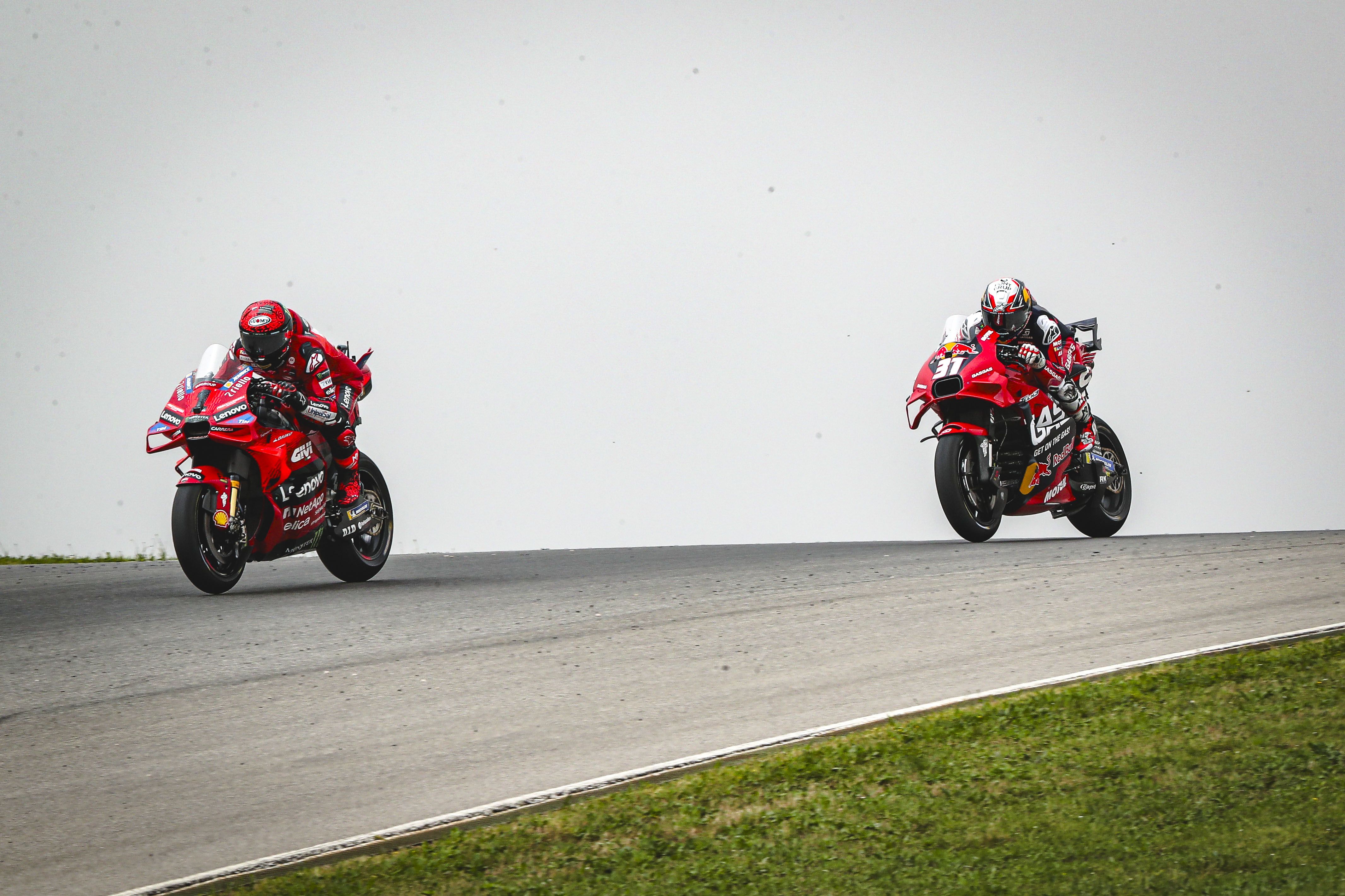 Pecco Bagnaia perseguido por Pedro Acosta, MotoGP Portimao 2024