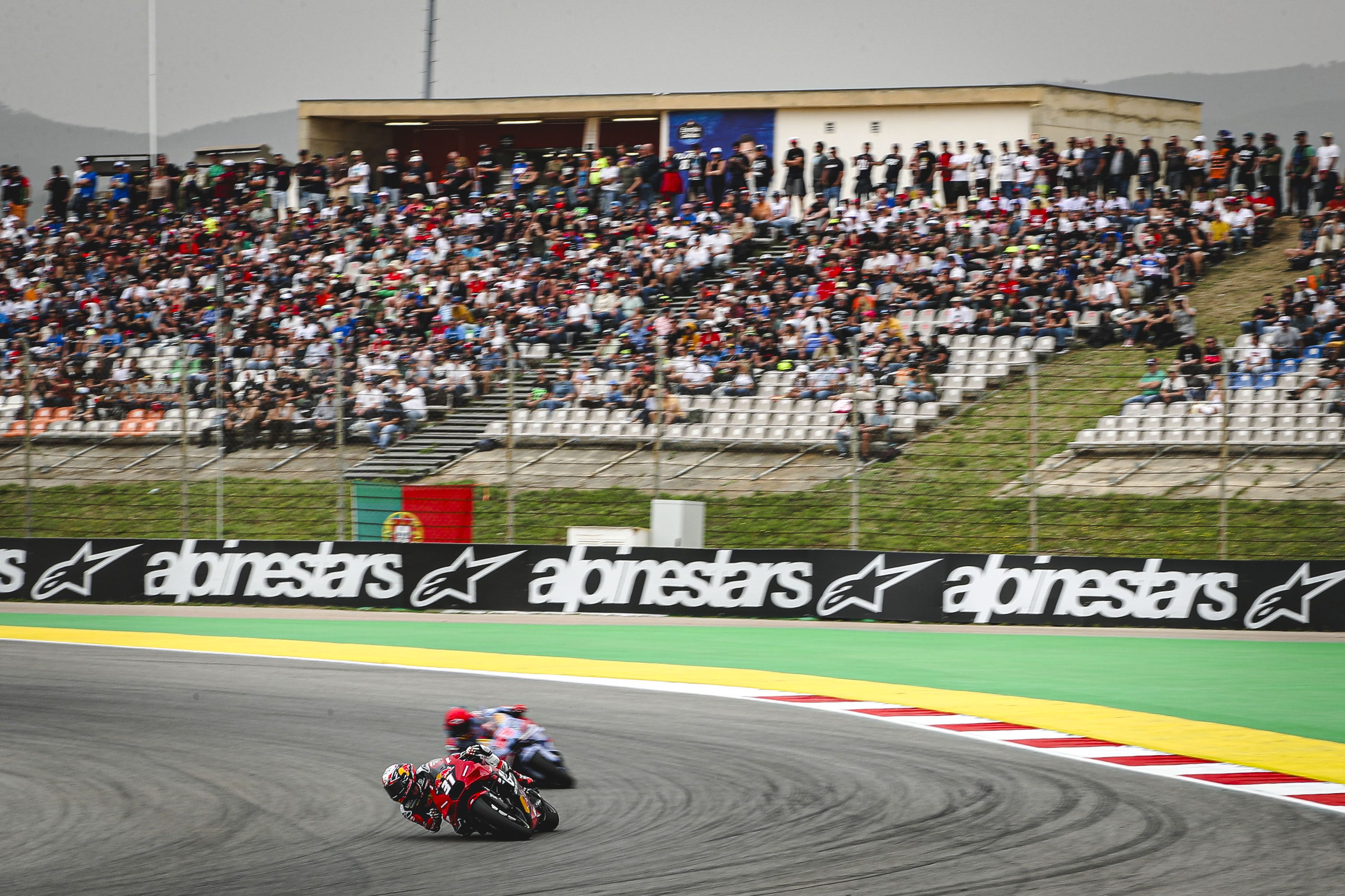 Pedro Acosta delante de Marc Márquez, MotoGP Portimao 2024