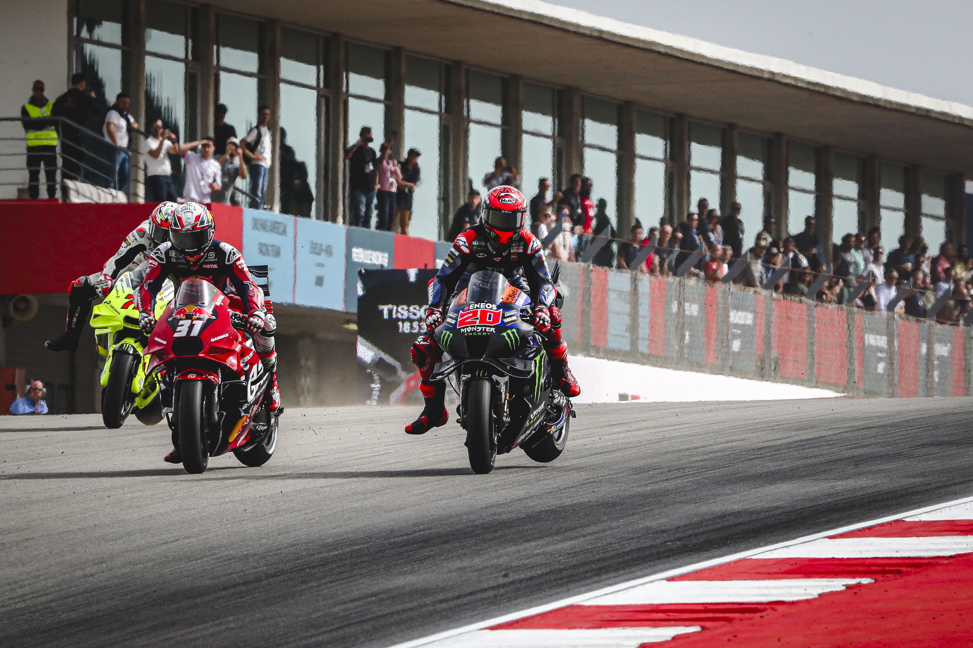 Pedro Acosta y Fabio Quartararo frenando en paralelo, MotoGP Portimao 2024