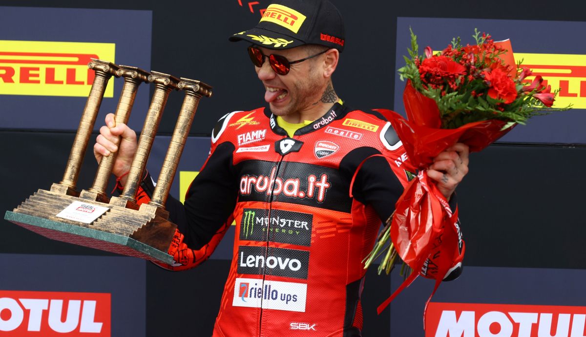 Álvaro Bautista por fin se bautizó como ganador con su Ducati lastrada en la carrera final de Catalunya Álvaro Bautista por fin se bautizó como ganador con su Ducati lastrada en la carrera final de Catalunya