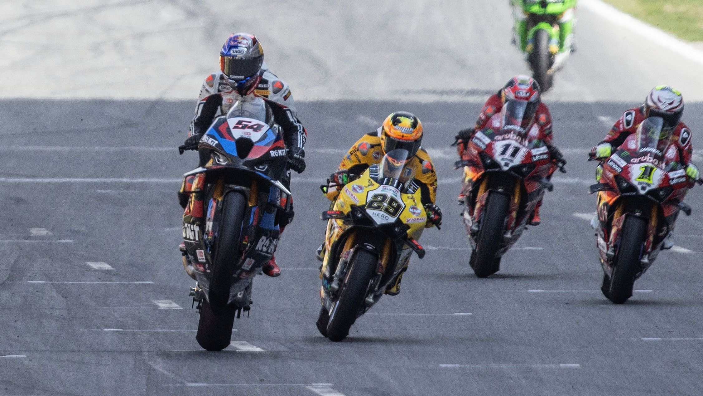 Toprak Razgatlioglu se bautizó y comulgó en Catalunya ante Andrea Iannone, Álvaro Bautista y Nicolò Bulega