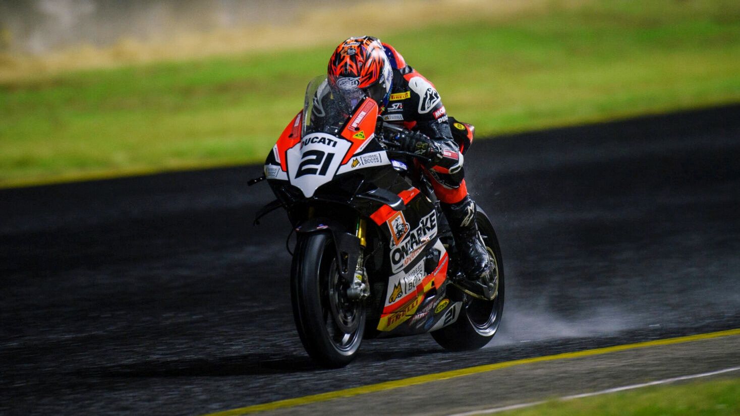 Josh Waters es más líder del ASBK 2024 tras dar una exhibición en mojado en la noche de Sidney