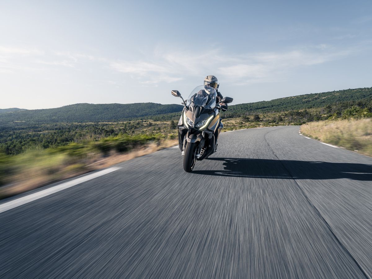 KYMCO AK 550 Premium accion (1)