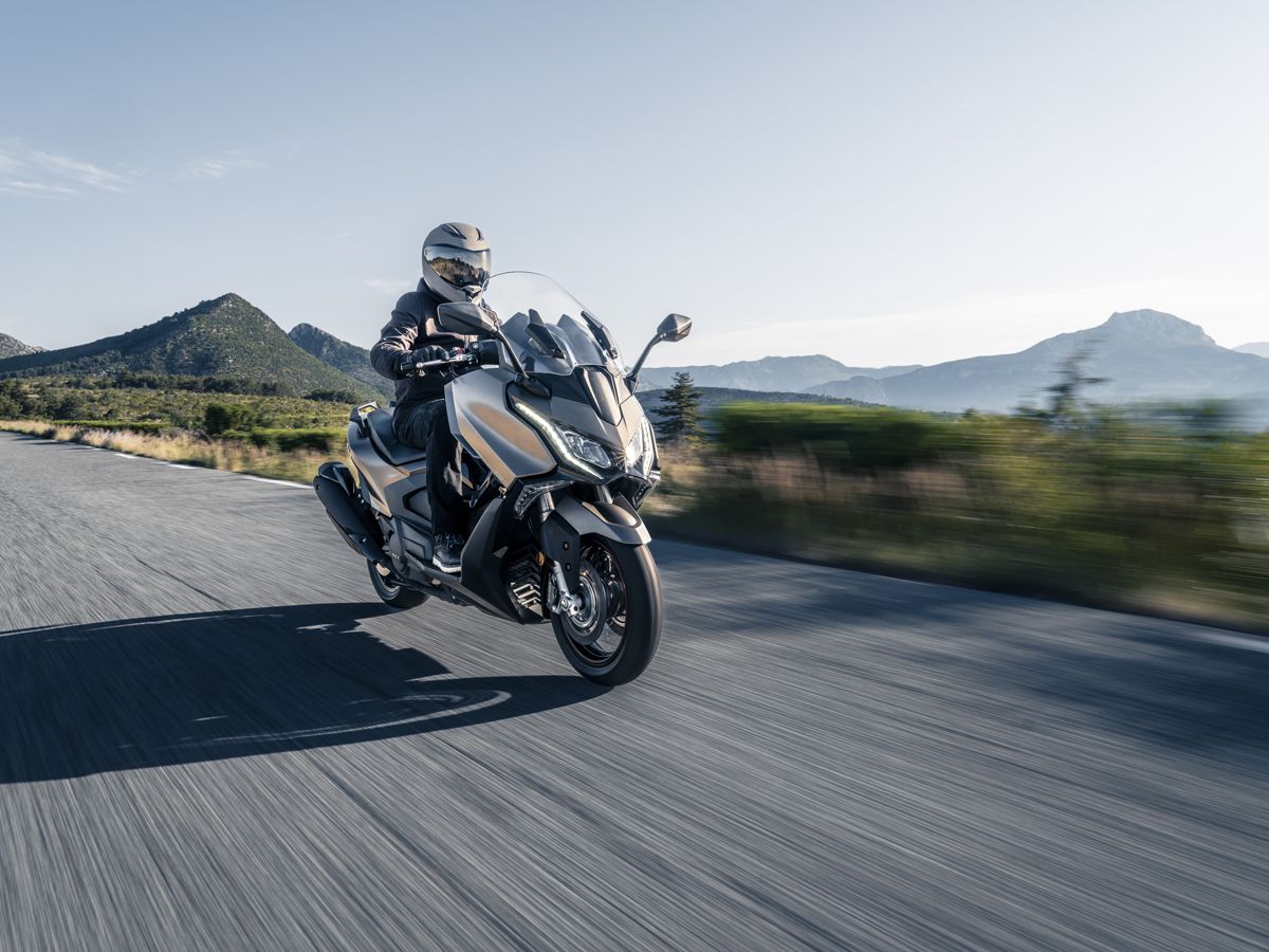 KYMCO AK 550 Premium accion (2)