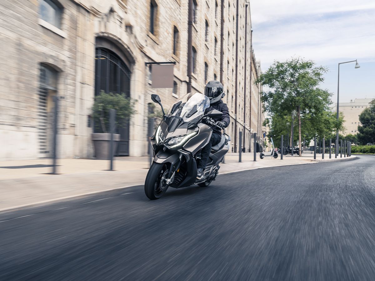 KYMCO AK 550 Premium accion (5)