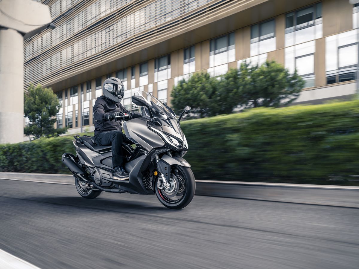 KYMCO AK 550 Premium accion (6)