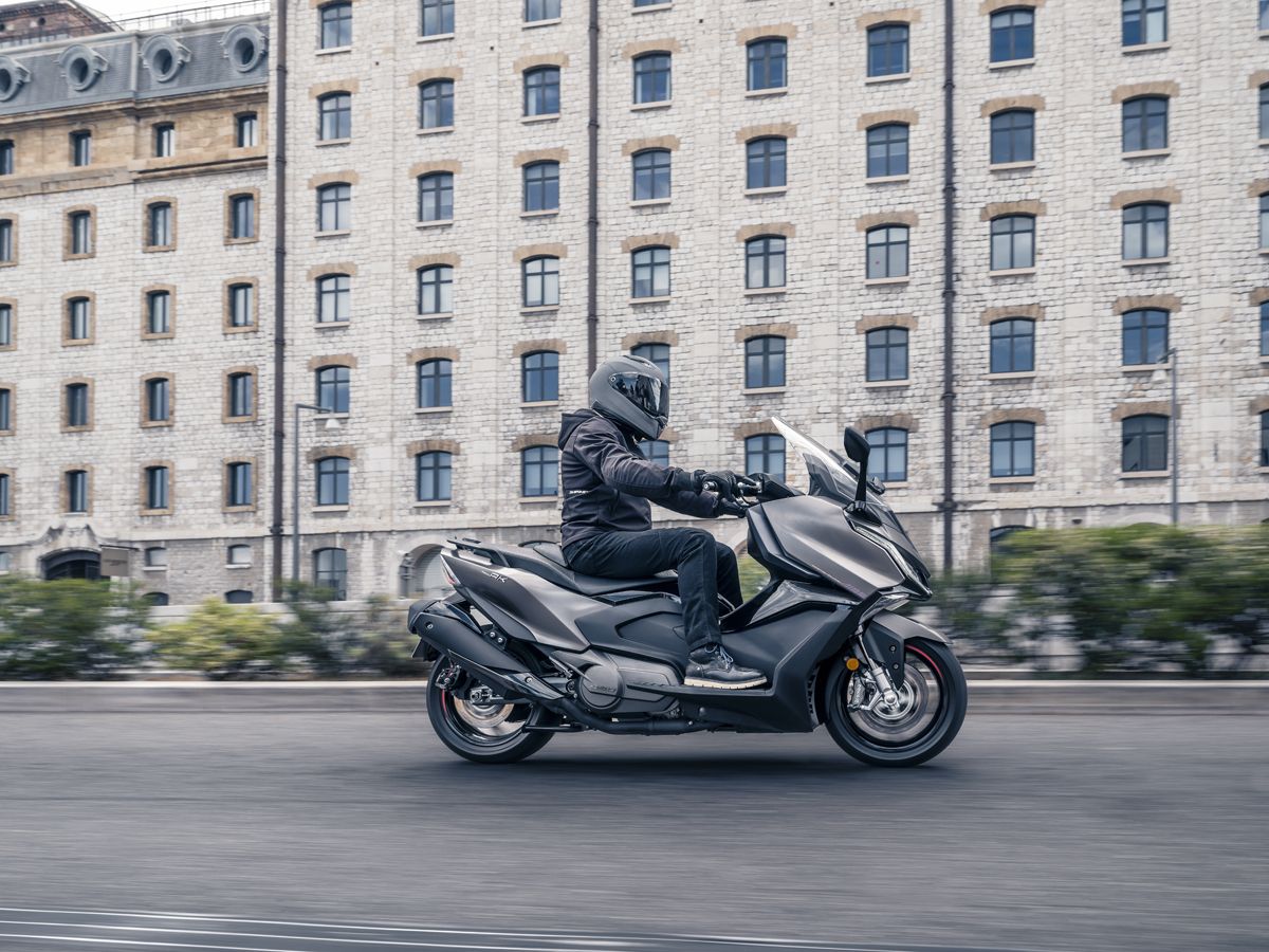 KYMCO AK 550 Premium accion (7)