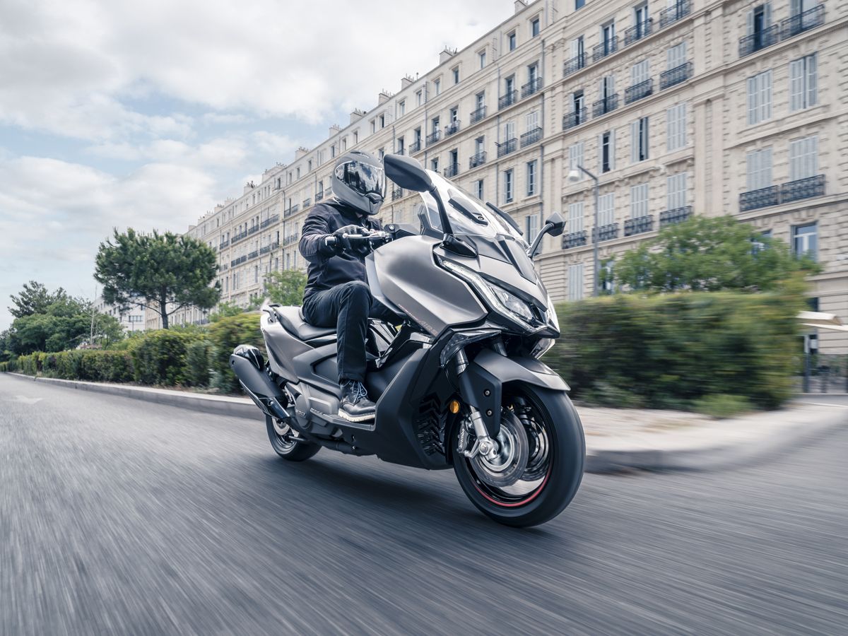 KYMCO AK 550 Premium accion (8)