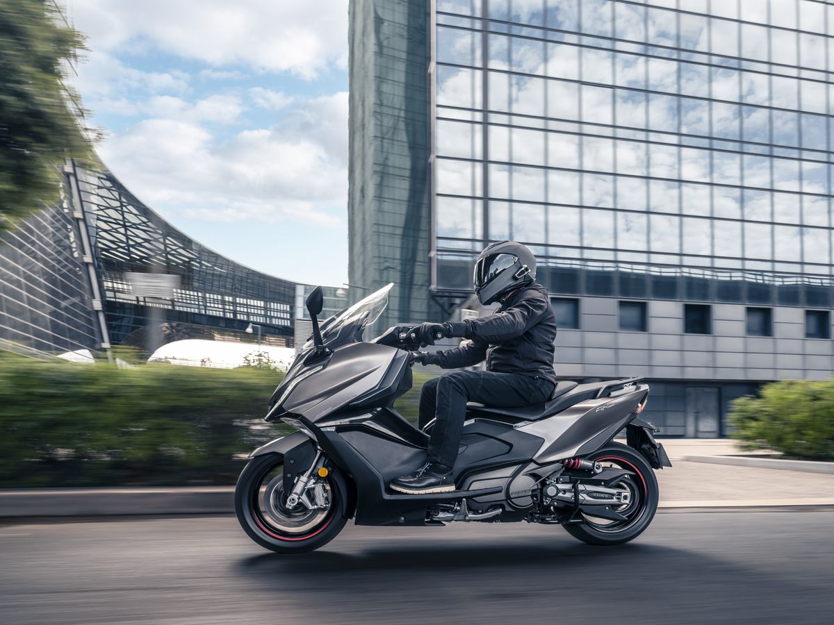 KYMCO AK 550 Premium accion (9)