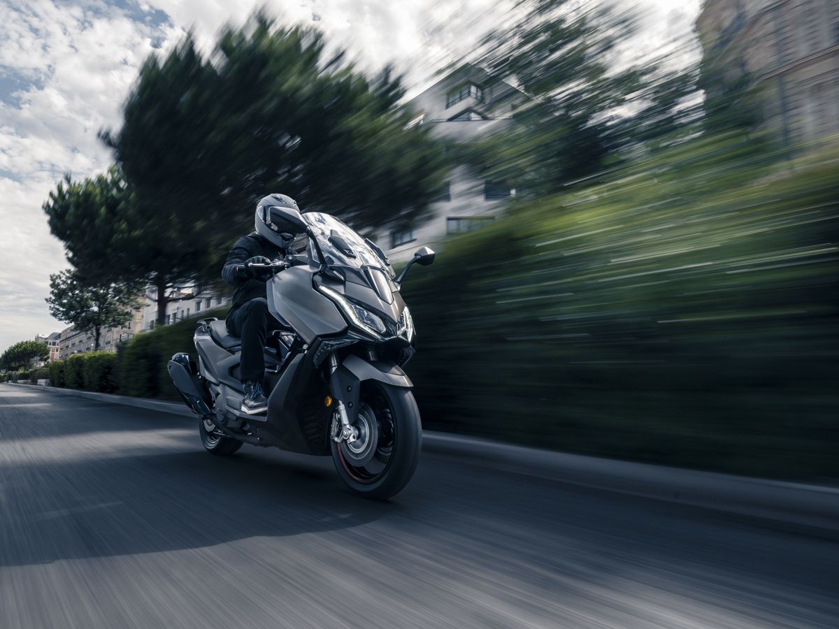 KYMCO AK 550 Premium accion (10)