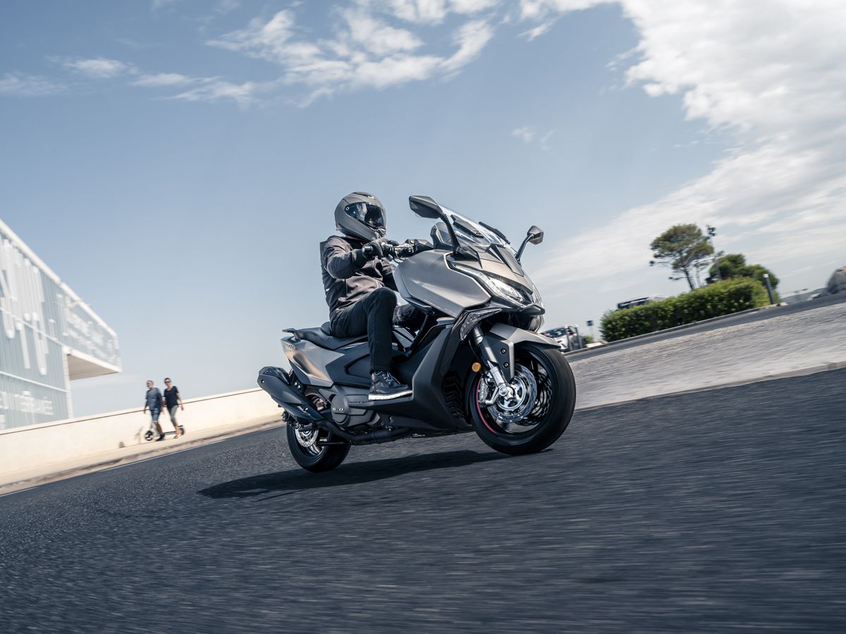 KYMCO AK 550 Premium accion (11)