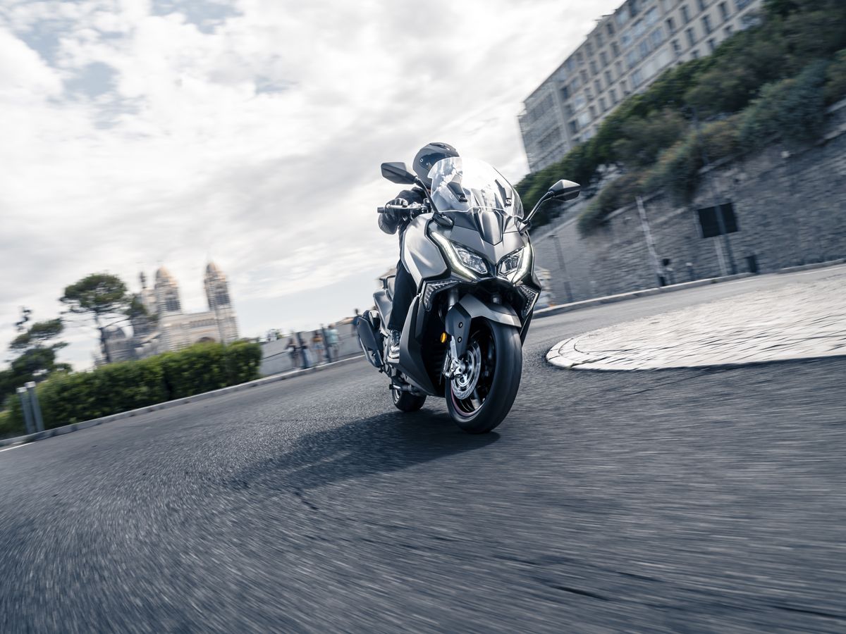 KYMCO AK 550 Premium accion (12)