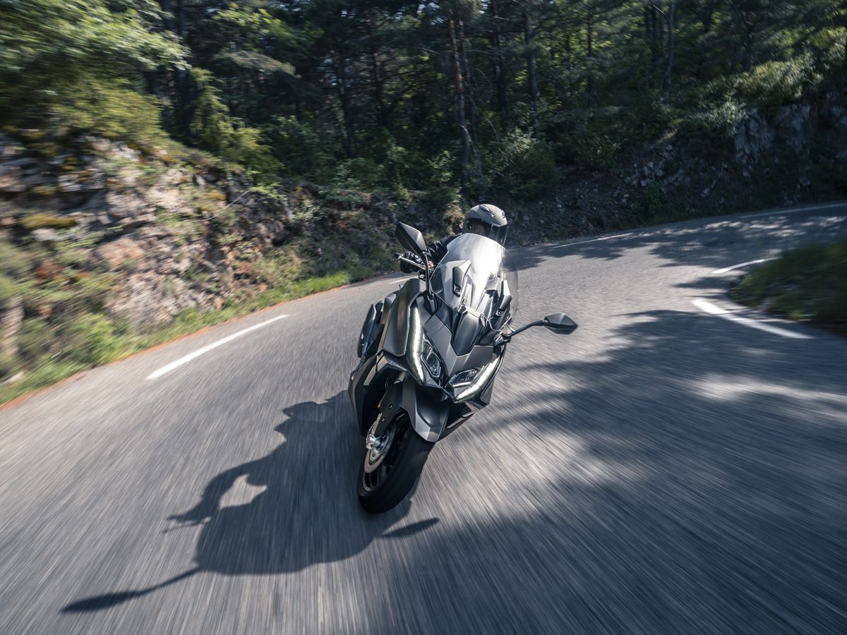 KYMCO AK 550 Premium accion (15)