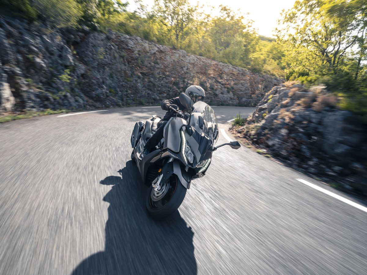 KYMCO AK 550 Premium accion (19)