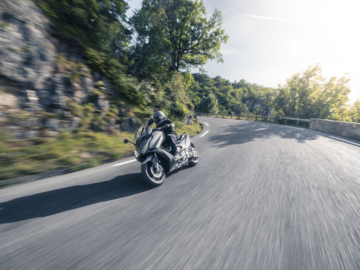 KYMCO AK 550 Premium accion (21)