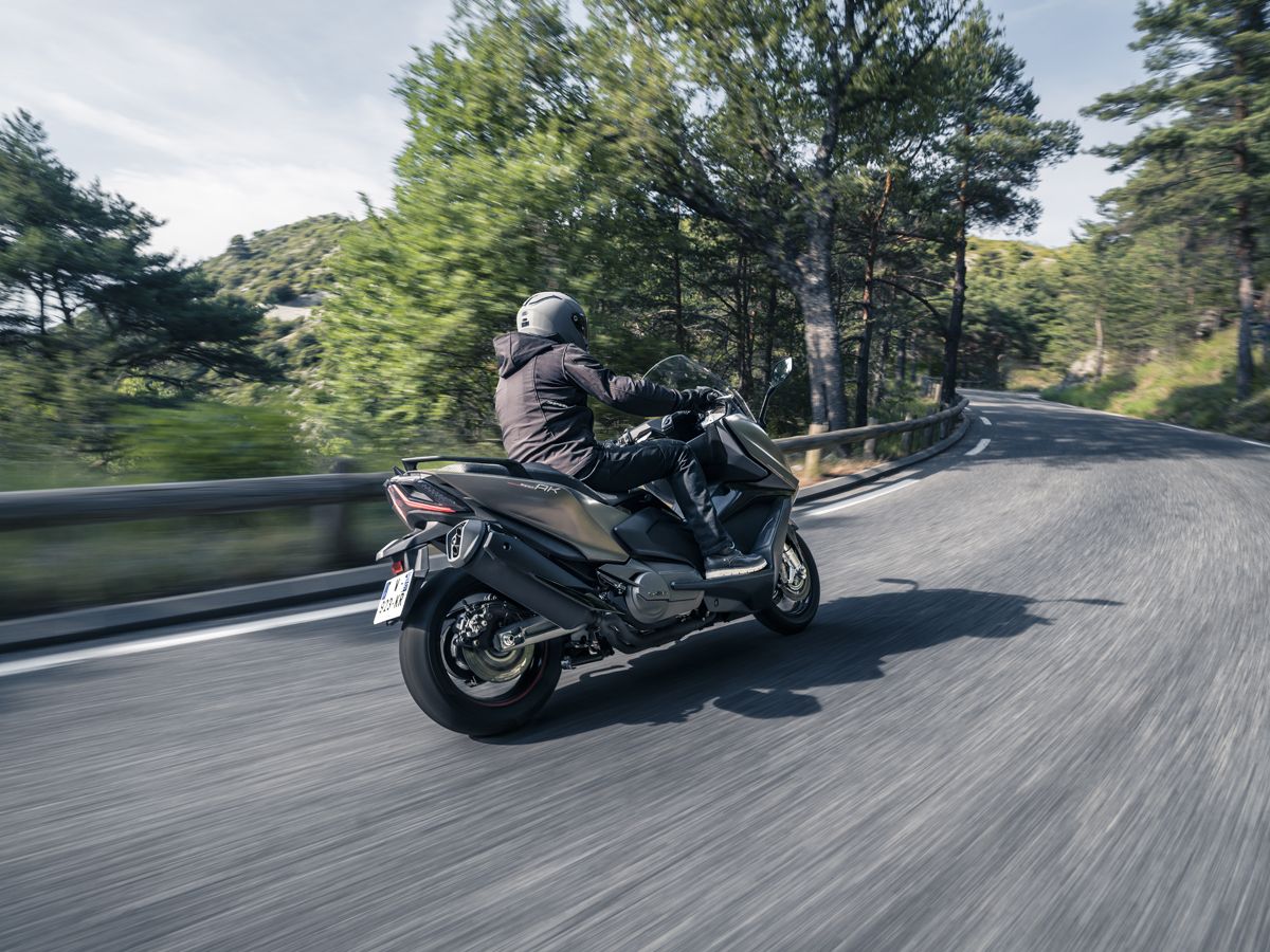 KYMCO AK 550 Premium accion (22)