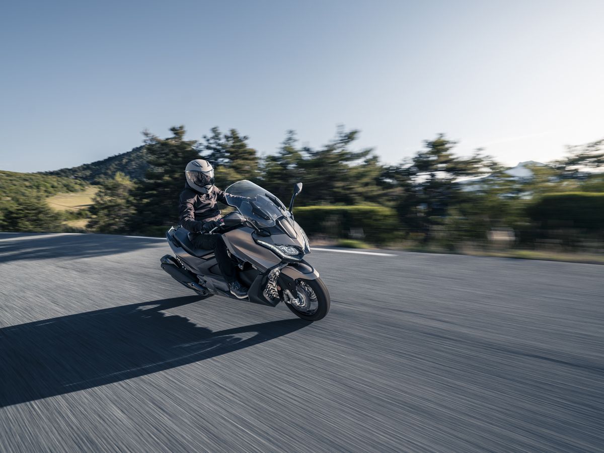 KYMCO AK 550 Premium accion (31)