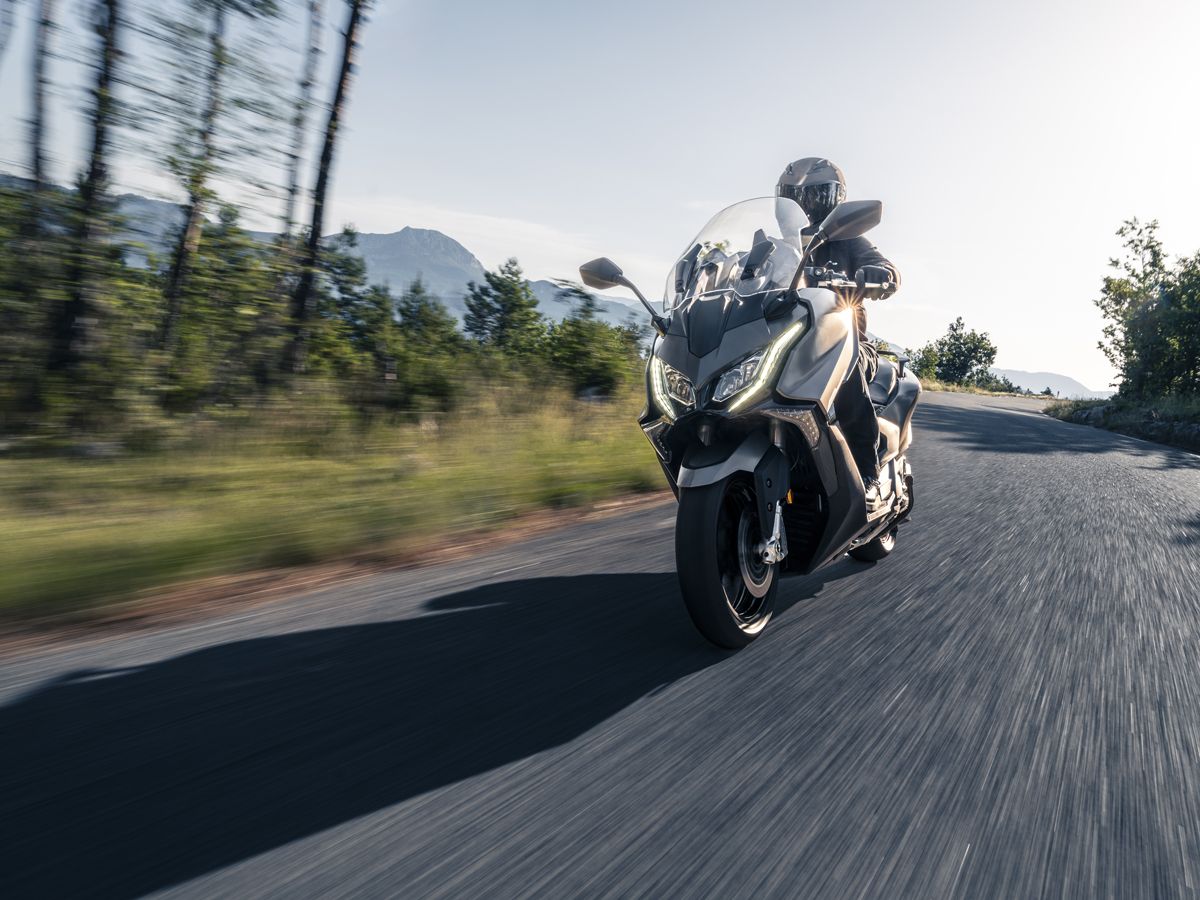 KYMCO AK 550 Premium accion (32)