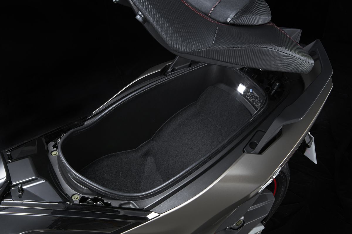 KYMCO AK 550 Premium detalles (23)