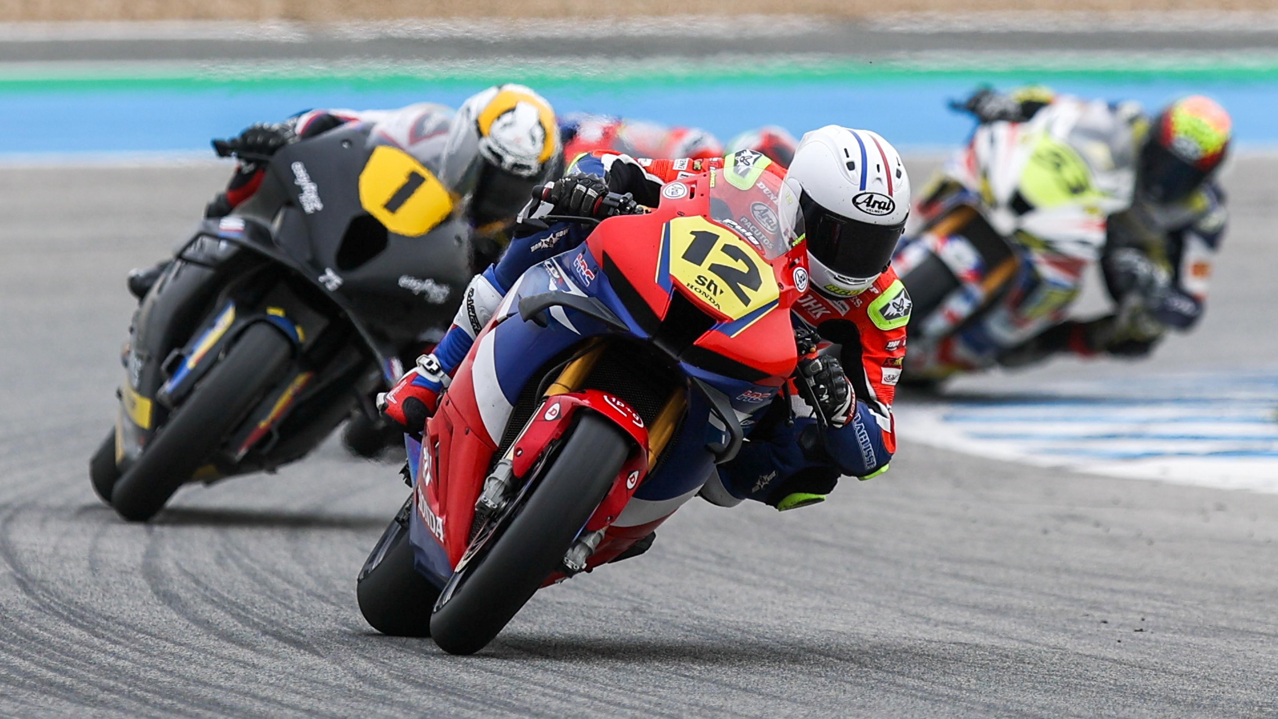 Borja Gómez se escapa de Ivo Lopes, vigente campeón del ESBK, rumbo a la victoria en Jerez