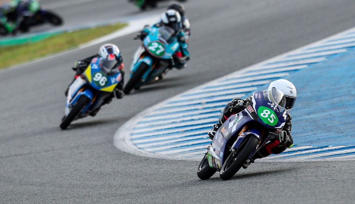 Enzo Zaragoza ha debutado con doblete en Moto4 Enzo Zaragoza ha debutado con doblete en Moto4