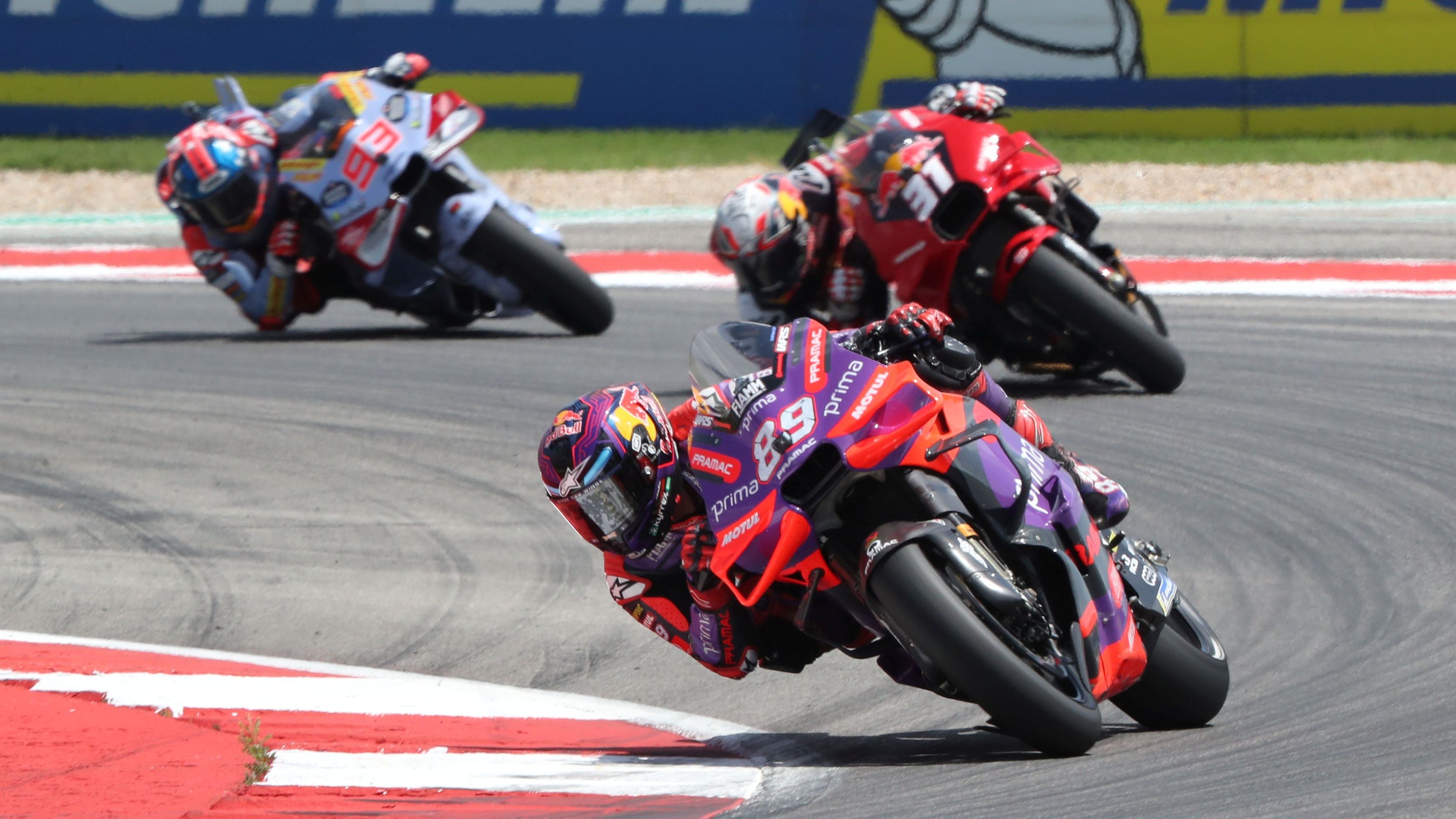 Jorge Martín perseguido por Pedro Acosta y Marc Márquez, MotoGP Américas 2024