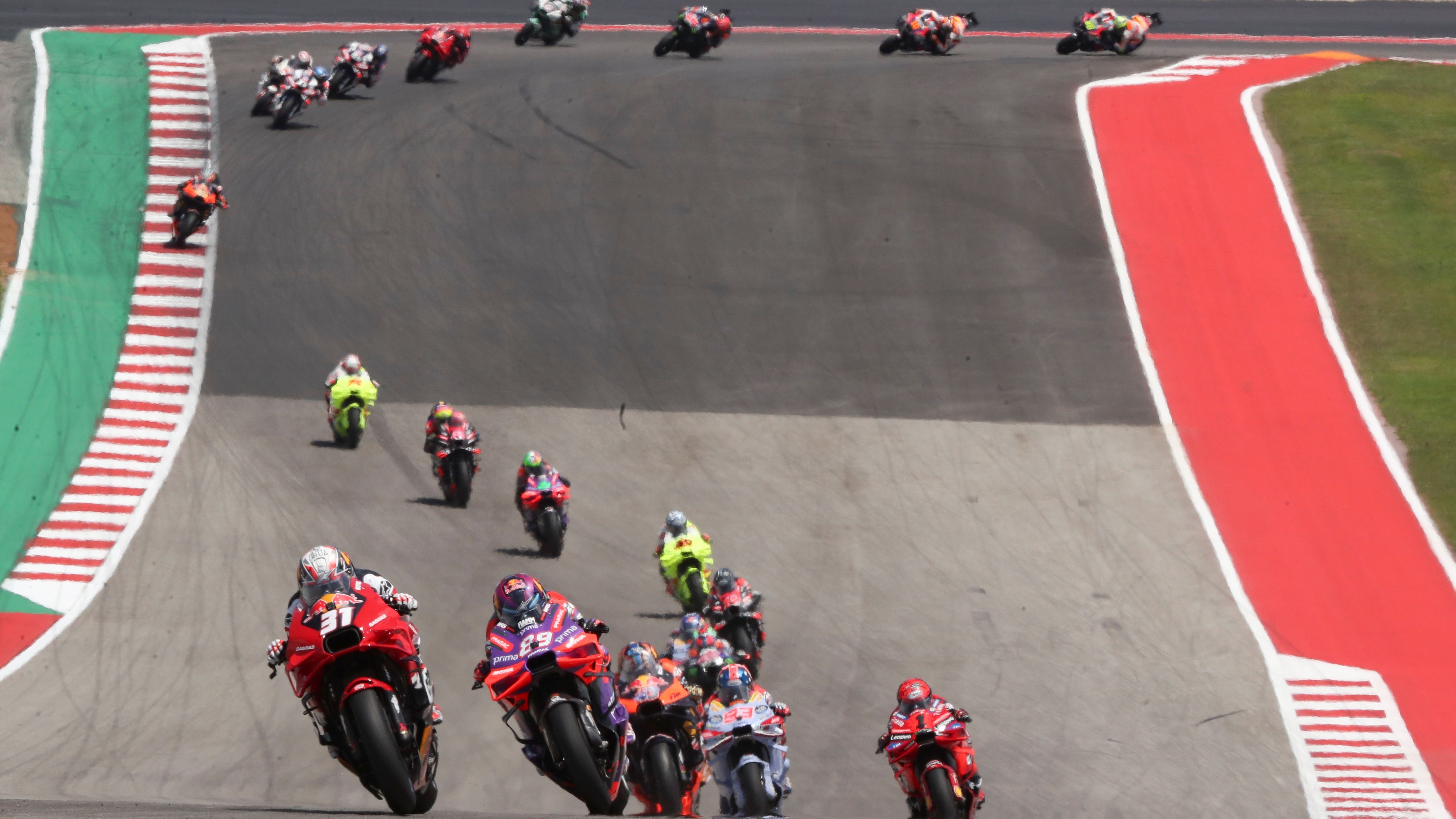 Pedro Acosta comanda delante de Jorge Martín, MotoGP Américas 2024