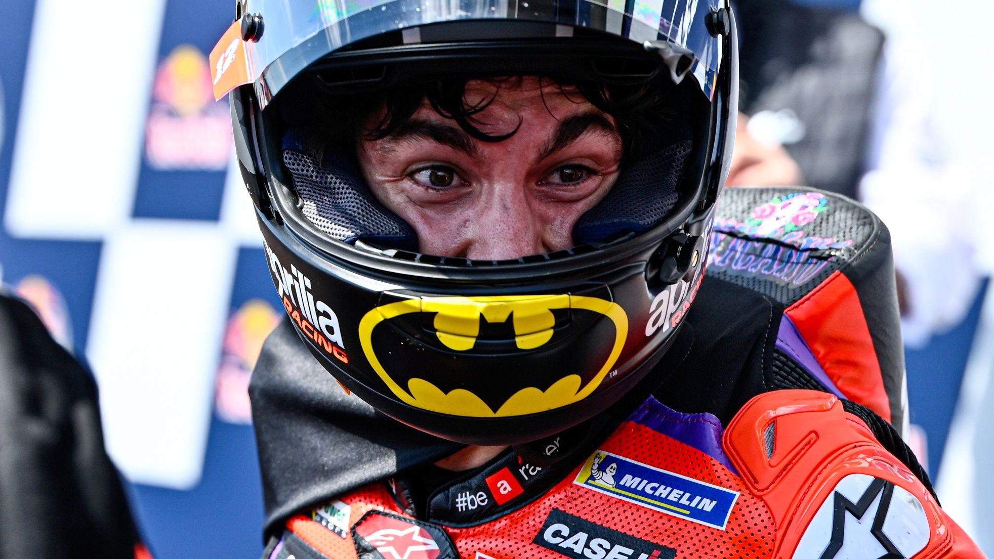 Maverick Viñales gana en COTA convertido en Batman (Foto: MotoGP).